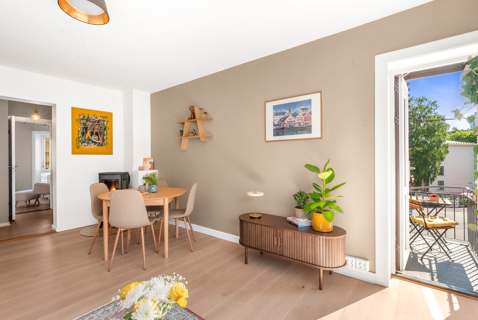 Som mange andre er også nåværende eiers TV flyttet i forbindelse med fotograferingen. Heldigvis har du en naturlig plass for TV'en din i stuen, selv om den skulle være av den større typen! Galleribilde