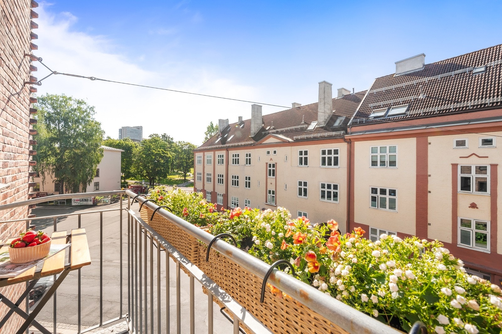 Området er omkranset av pent opparbeidene uteområder, og nabobygget er plassert såpass langt unna at du slipper å føle at du har naboen midt i stua di. Galleribilde