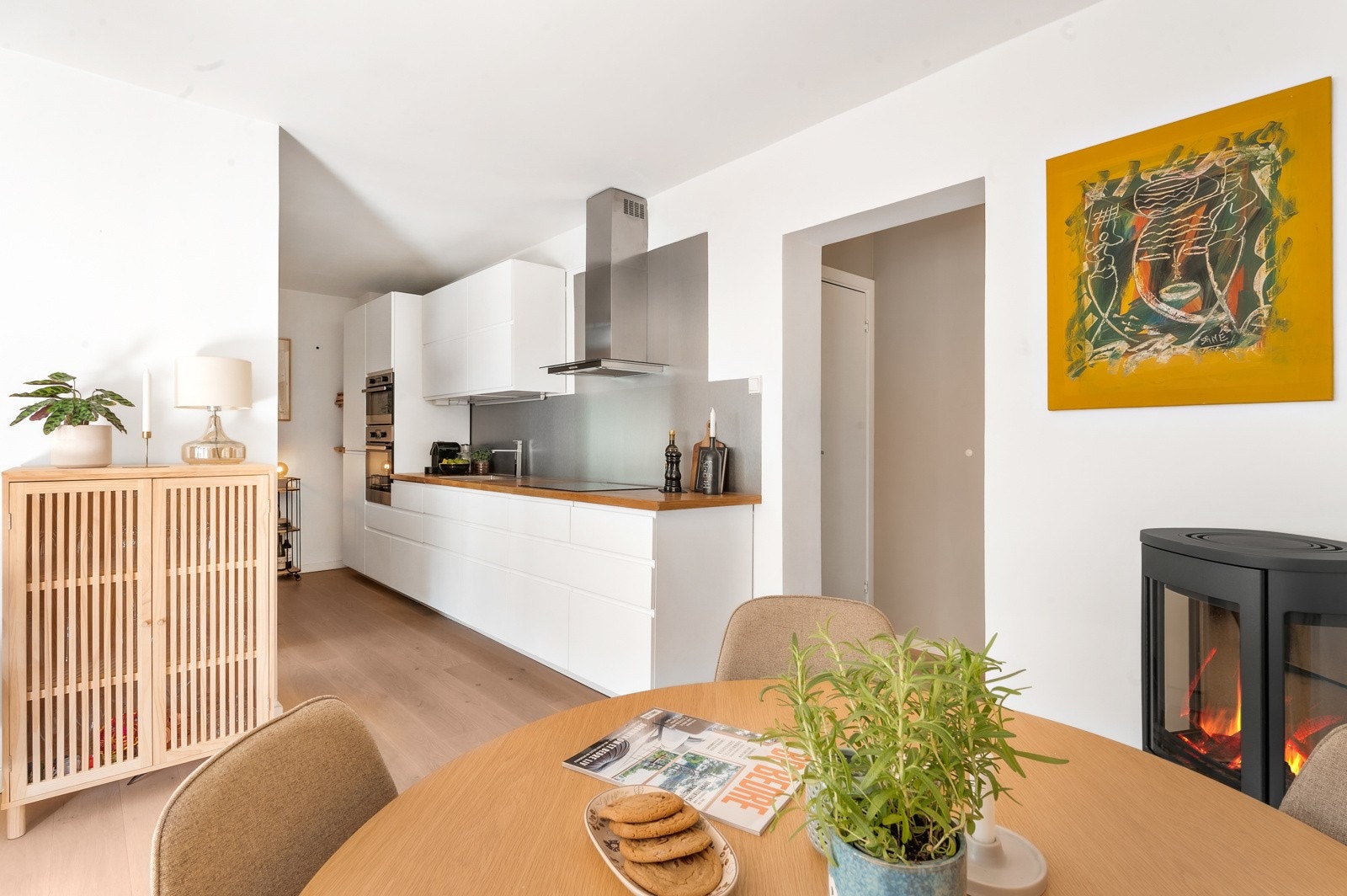 Det sies at det er sosialt med en åpen stue/kjøkkenløsning, men det er vel litt fint at kjøkkenet likevel er noe adskilt fra stuen? Galleribilde