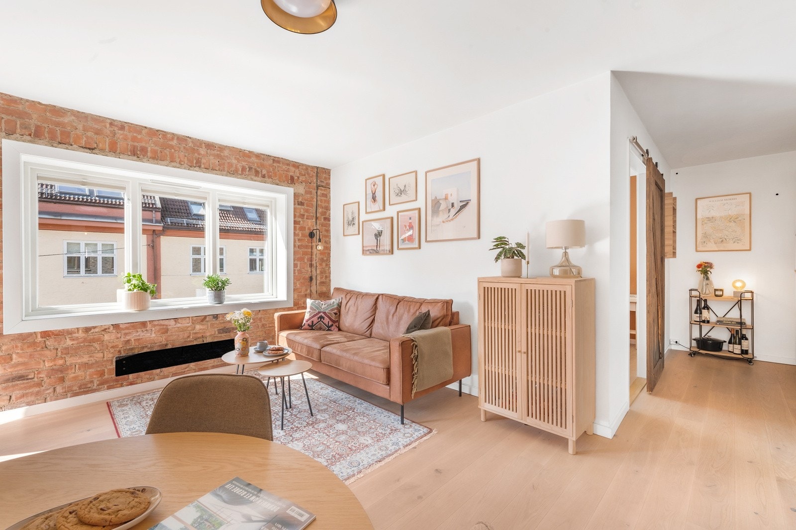 Noe av det som nåværende eier har satt mest pris på er kombinasjonen mellom teglsteinsveggen, god takhøyde og peisovnen. Galleribilde