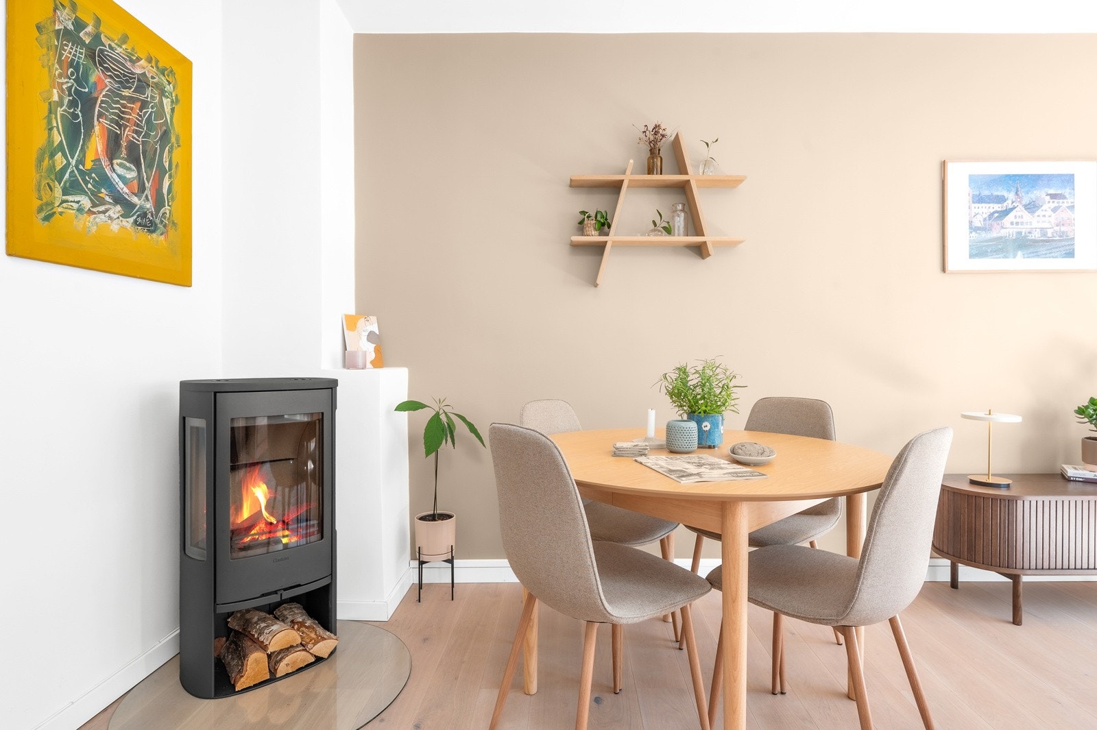 Nåværende eier har innredet stuen med et spisebord med plass til 4 stk. Skulle du ha flere venner eller familie på besøk, har du plass til å sette inn et større spisebord. Galleribilde