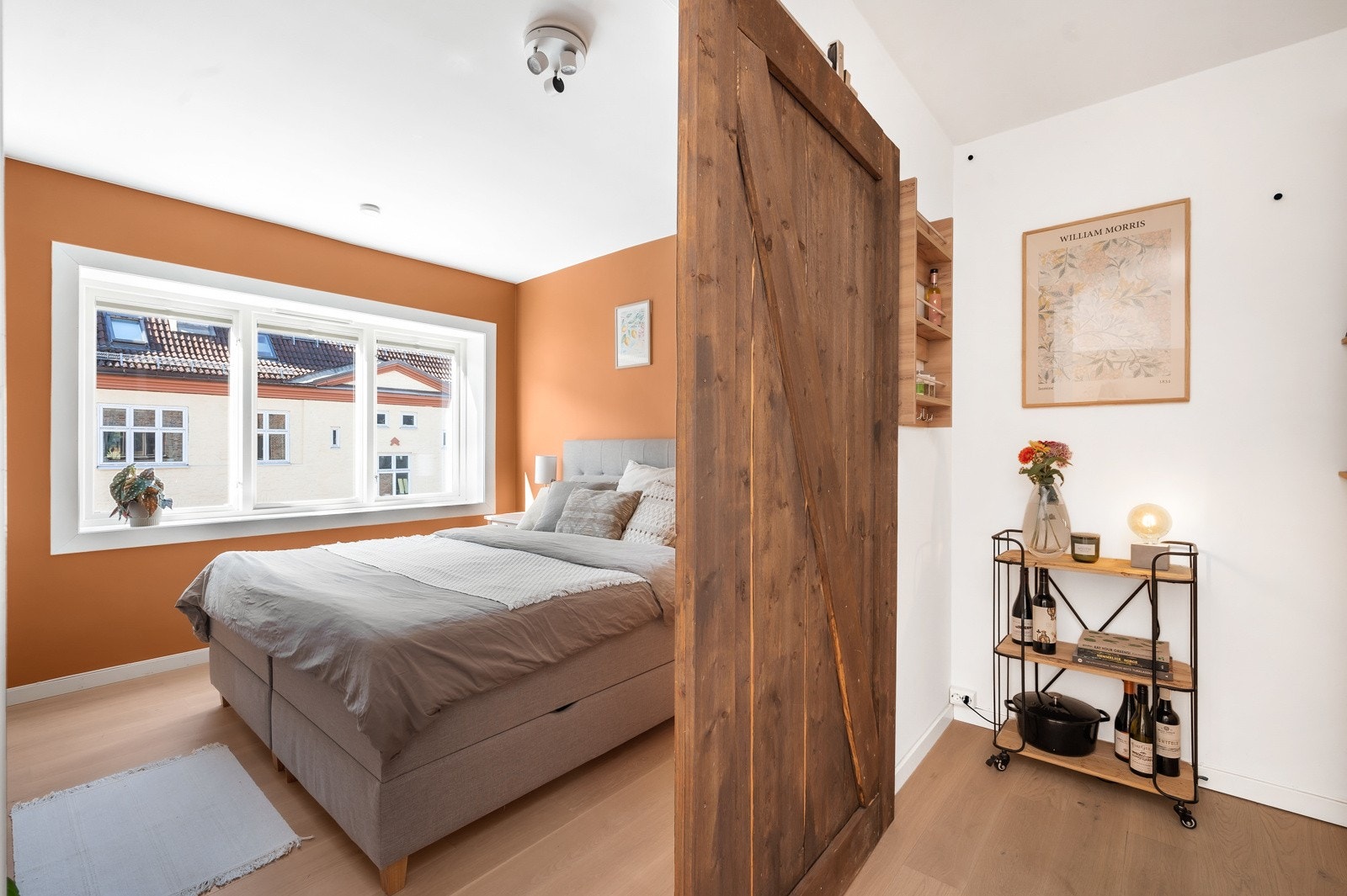 Noe av det beste med denne leiligheten er at begge soverommene har en god størrelse, så her slipper man å krangle om hvem som skal ha det største rommet! Galleribilde