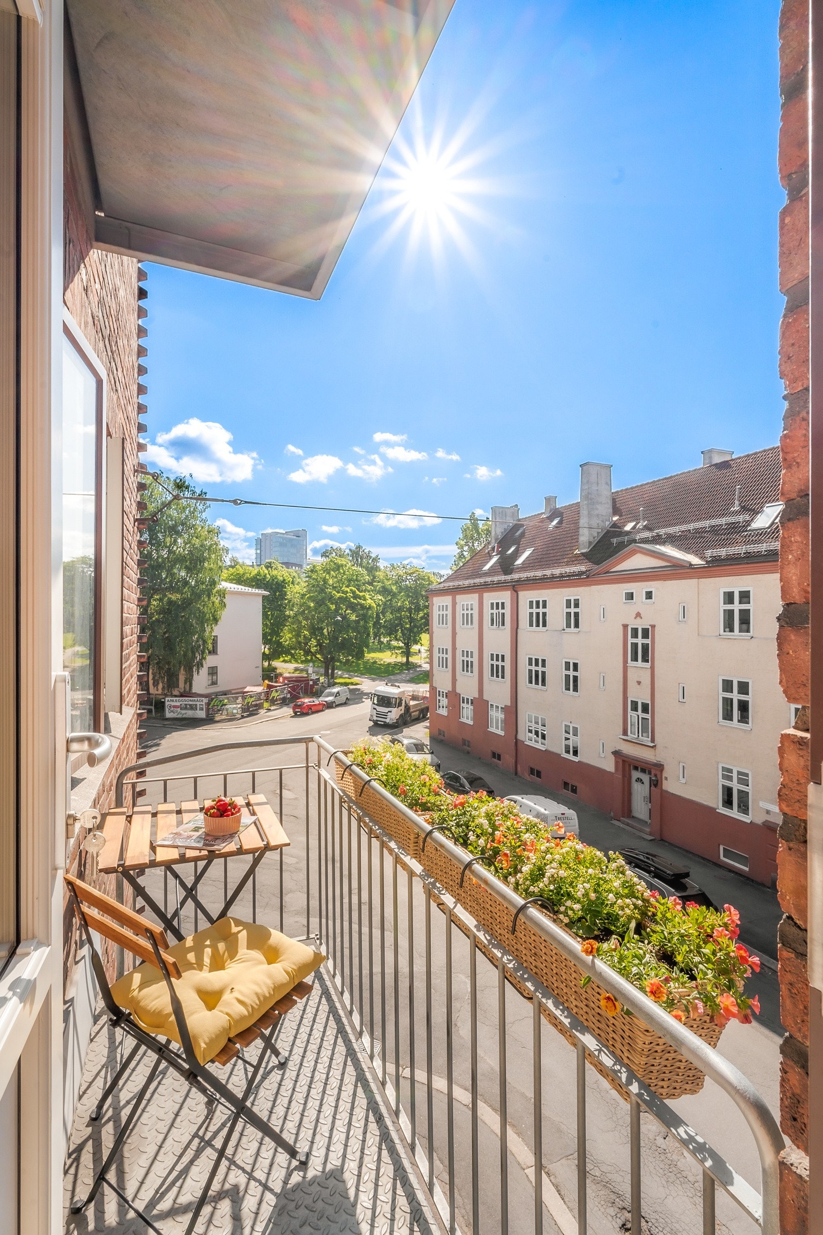 Selv om balkongene i utgangspunktet ikke kan brukes som "vanlige" balkonger, fungerer de likevel optimalt som luftebalkonger som også slipper inn mye sol. Galleribilde