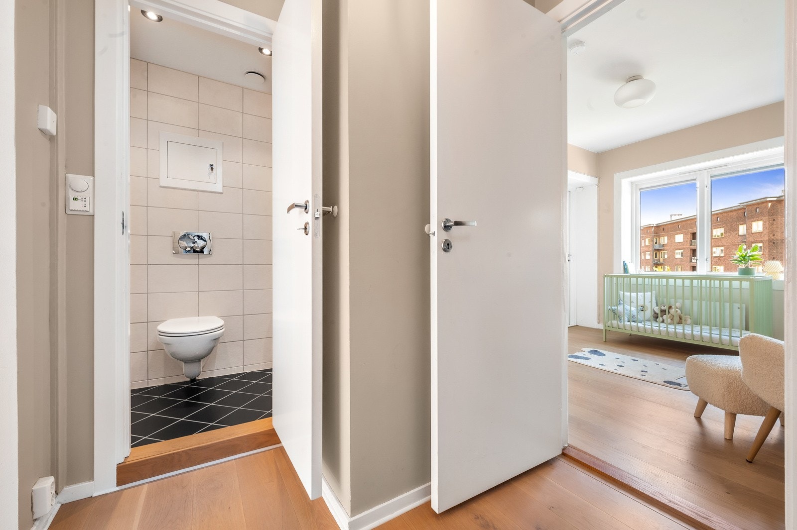 Leilighetens gang/entré sørger for en naturlig og fin flyt rommene i mellom. Galleribilde