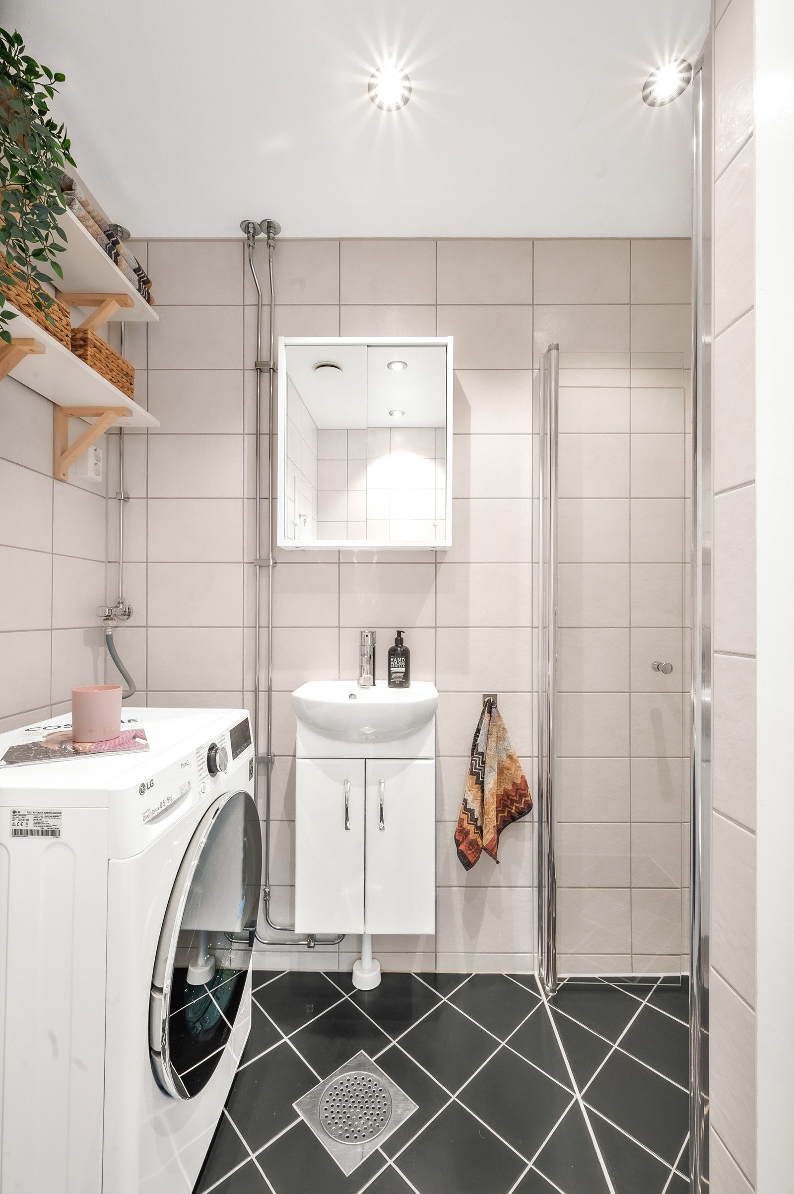 Badet er praktisk innredet med dusjhjørne, opplegg for vaskemaskin, samt oppbevaringsplass i både hyller, speilskap og servant. Galleribilde