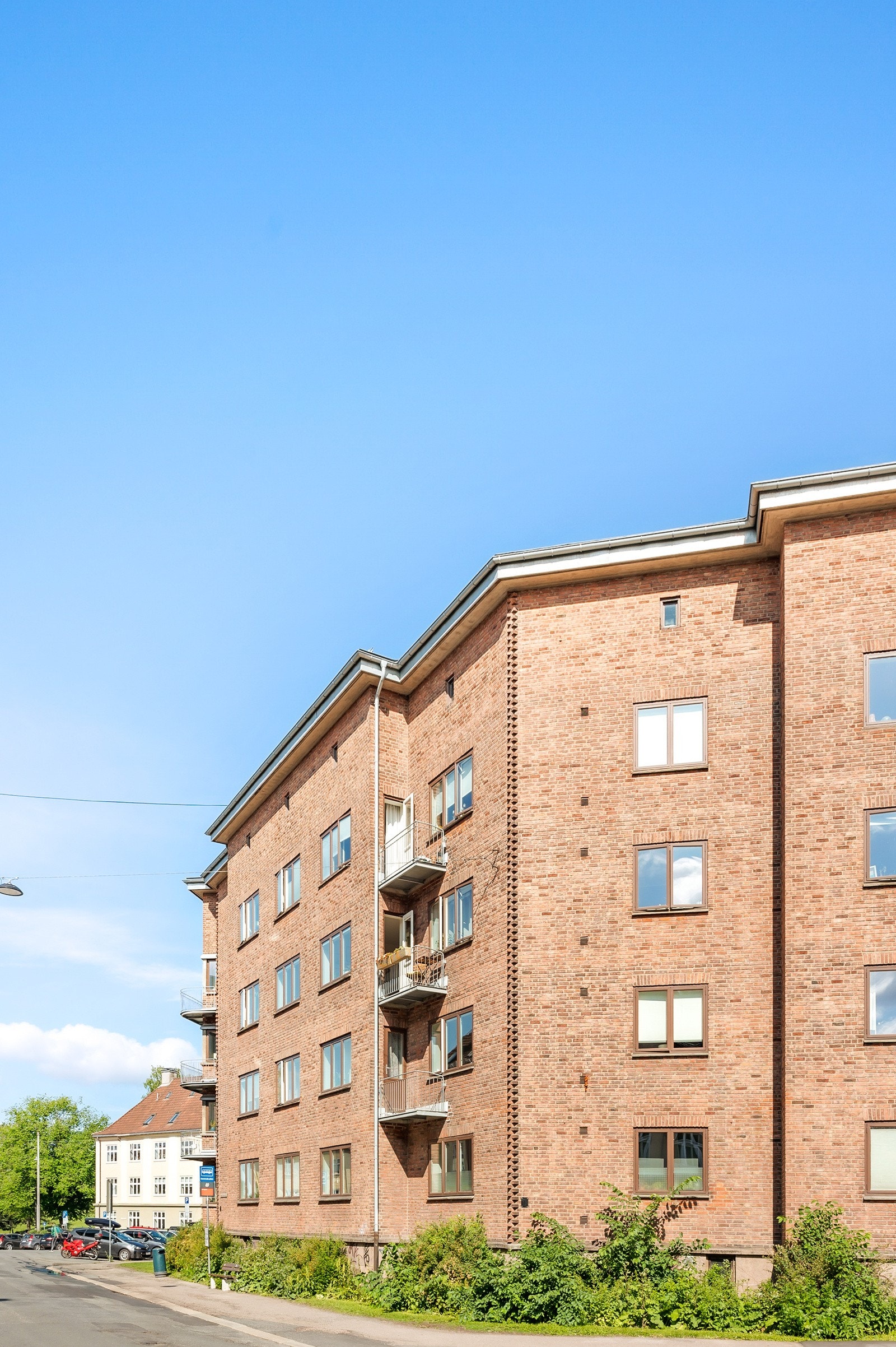 Det er umiddelbar nærhet til "Sæveruds plass" hvor 30-bussen går. Galleribilde