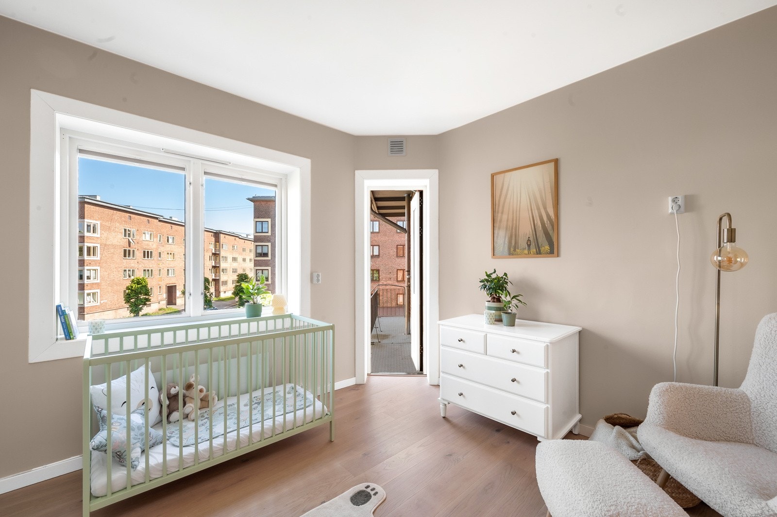 Utgang til leilighetens andre brannbalkong fra soverommet. Galleribilde