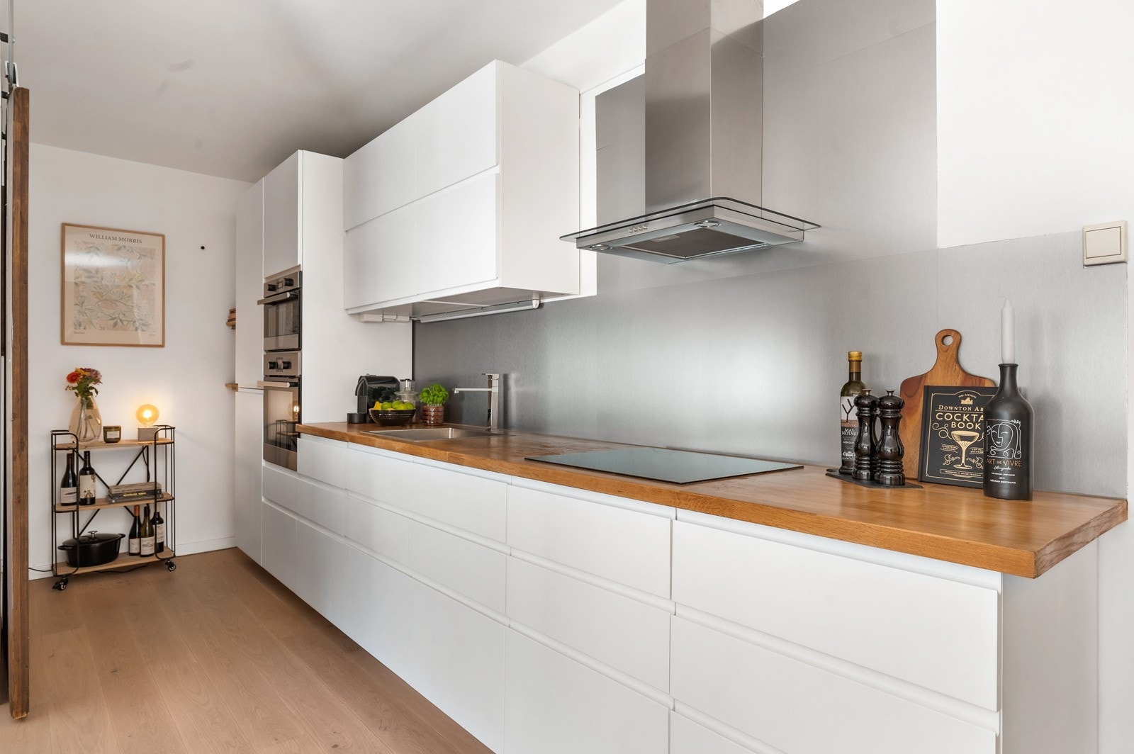 Her får du et moderne og romslig kjøkken, med gode arbeidsflater som gjør kokkeleringen morsommere! Galleribilde