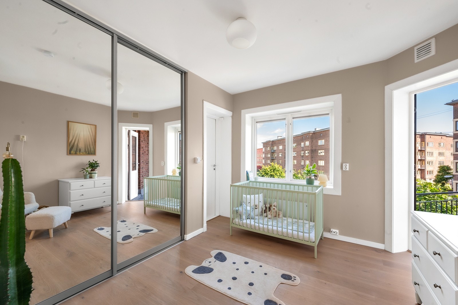 Dette soverommet har også en fin størrelse, hvor den som ender opp med dette rommet får god oppbevaringsplass i skyvedørsgarderoben, samt utgang til den andre brann/luftebalkongen. Galleribilde