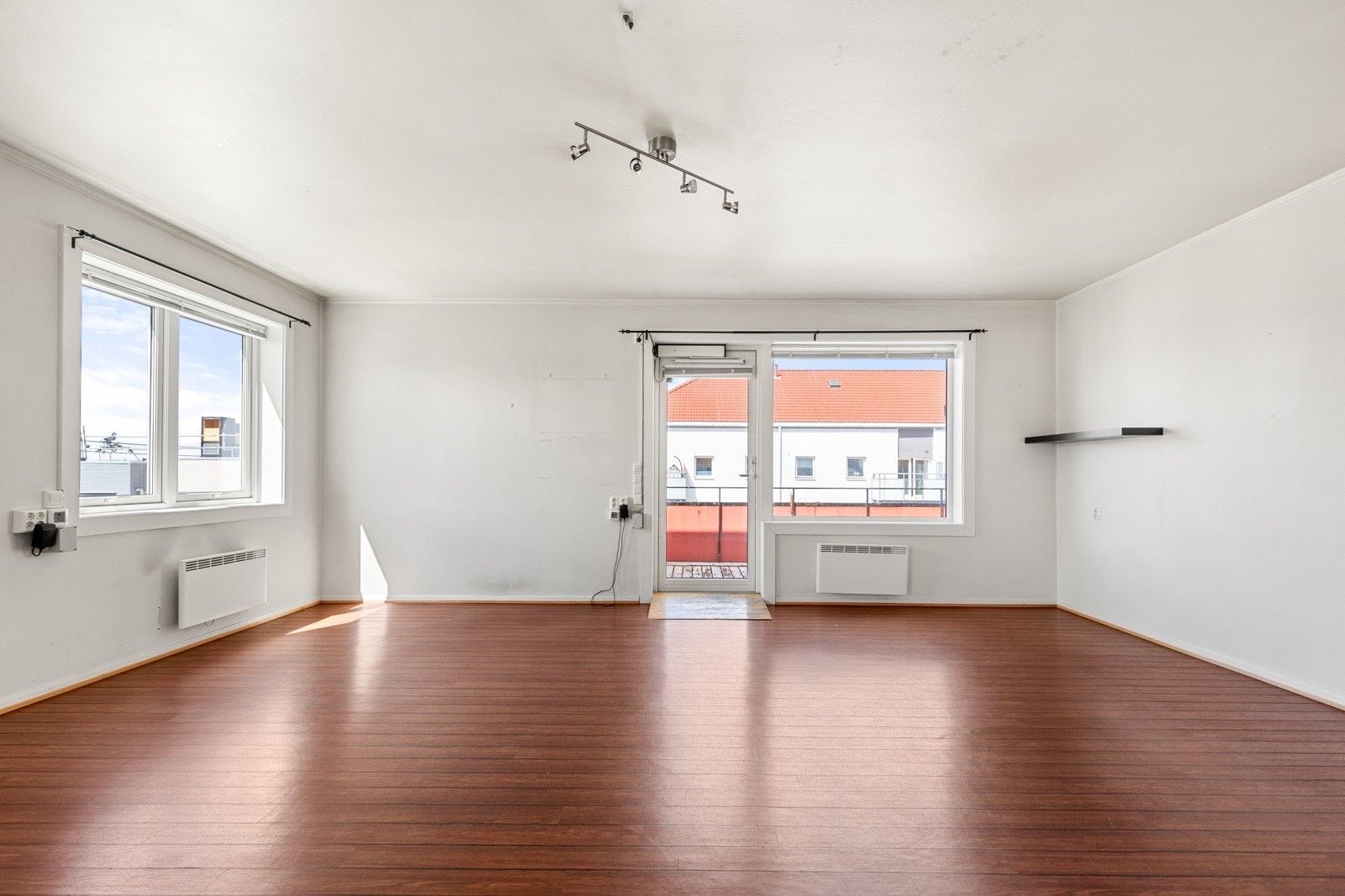 Leiligheten ligger høyt og fritt til i byggets 5. etasje med heisadkomst. Galleribilde
