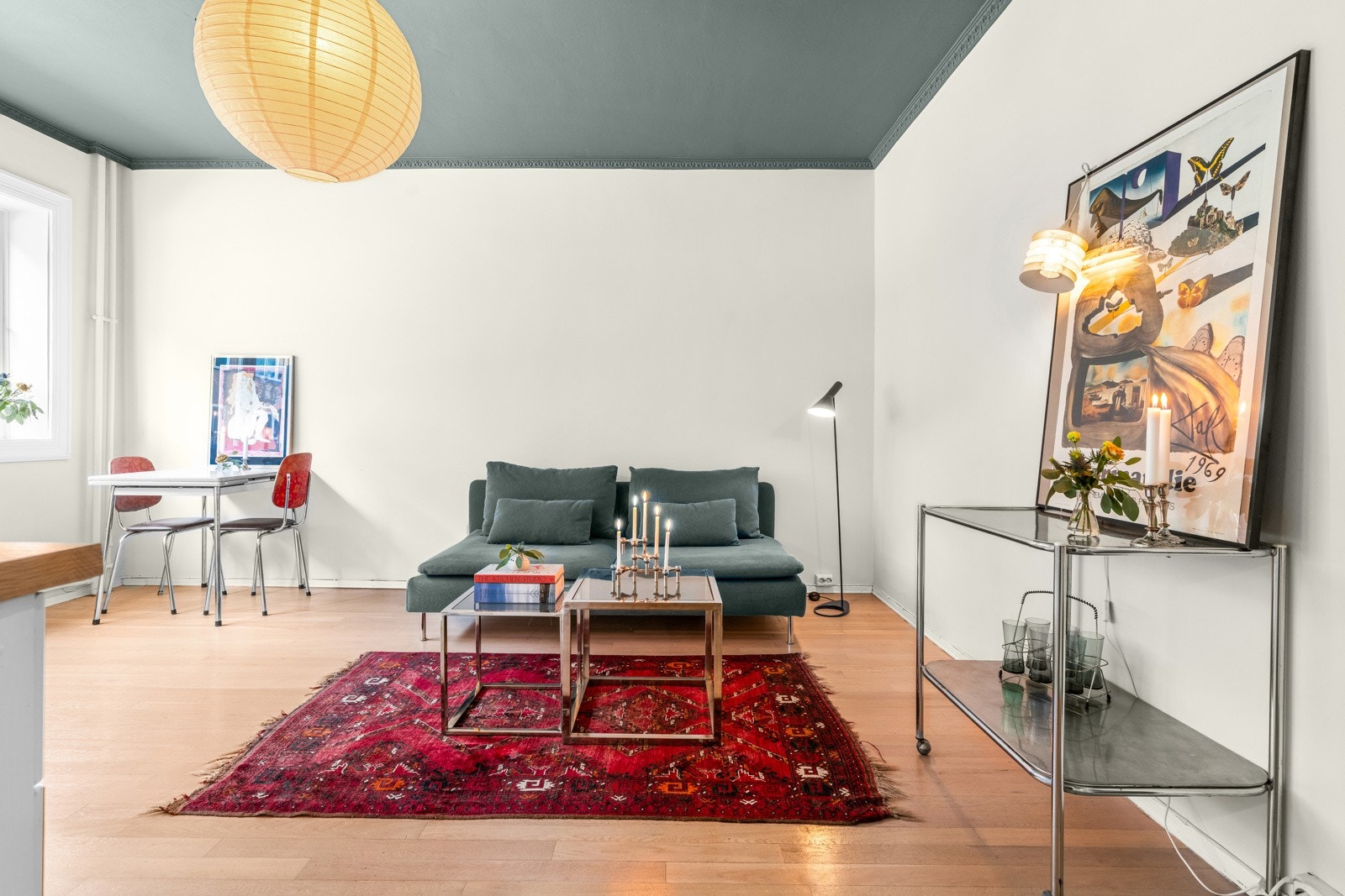 Nymalte flater i tak og stue (2023). Overflater i gang og soverom malt i 2022 Galleribilde