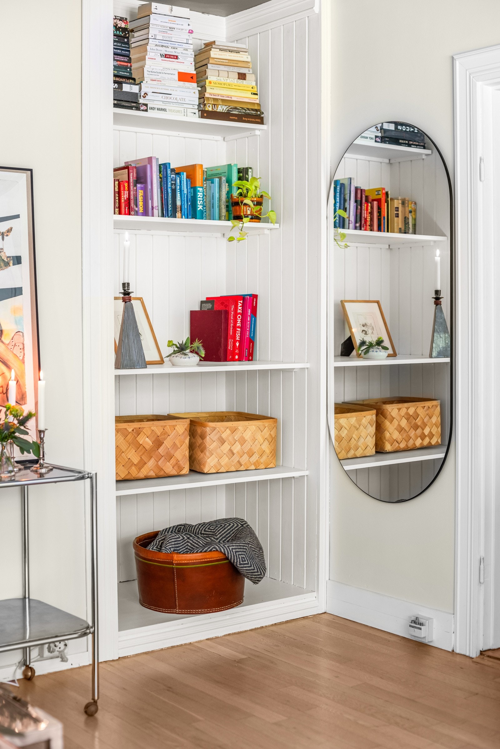Smart plassbygget hyllenisje i stuen. Galleribilde