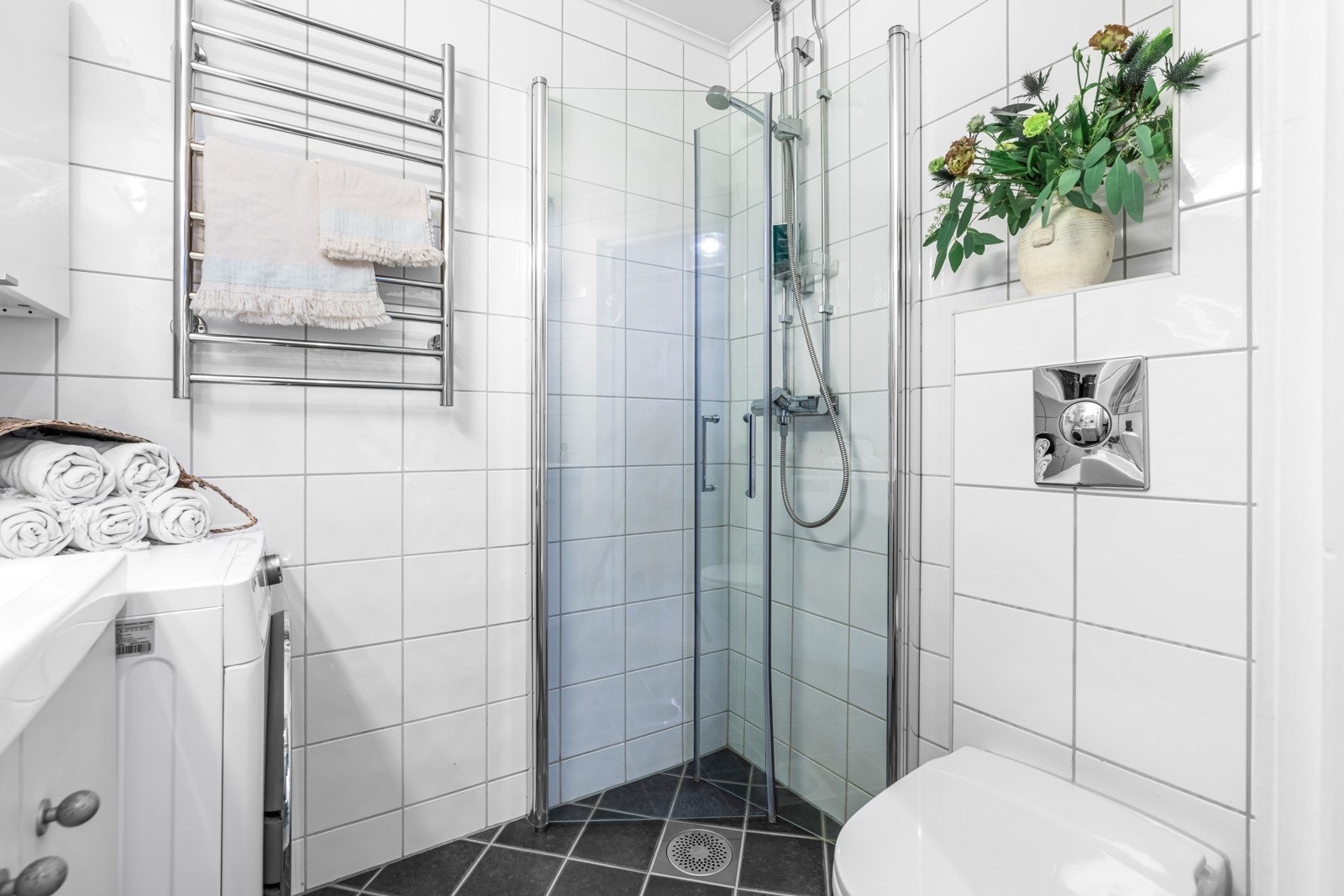 Opplegg for vaskemaskin. Vegghengt toalett. Praktisk håndklevarmer. Galleribilde