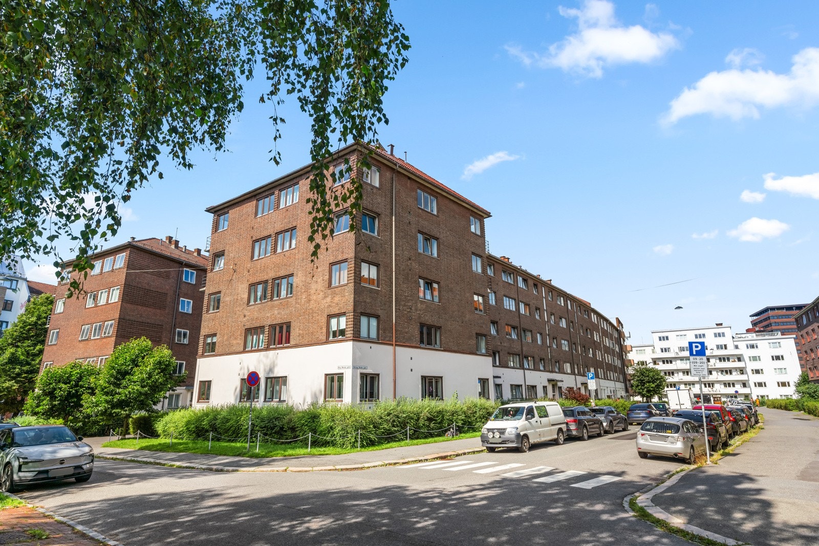 Bygården ligger i en stille gate med lite trafikk. Galleribilde