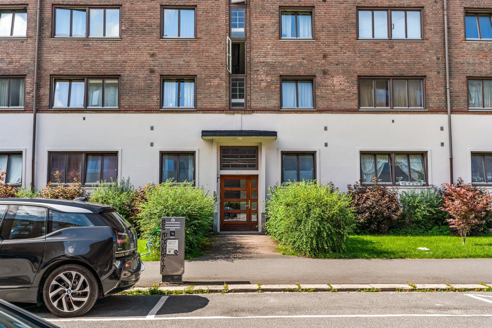 Gateparkering like utenfor døren med beboerparkering og lademulighet. Galleribilde
