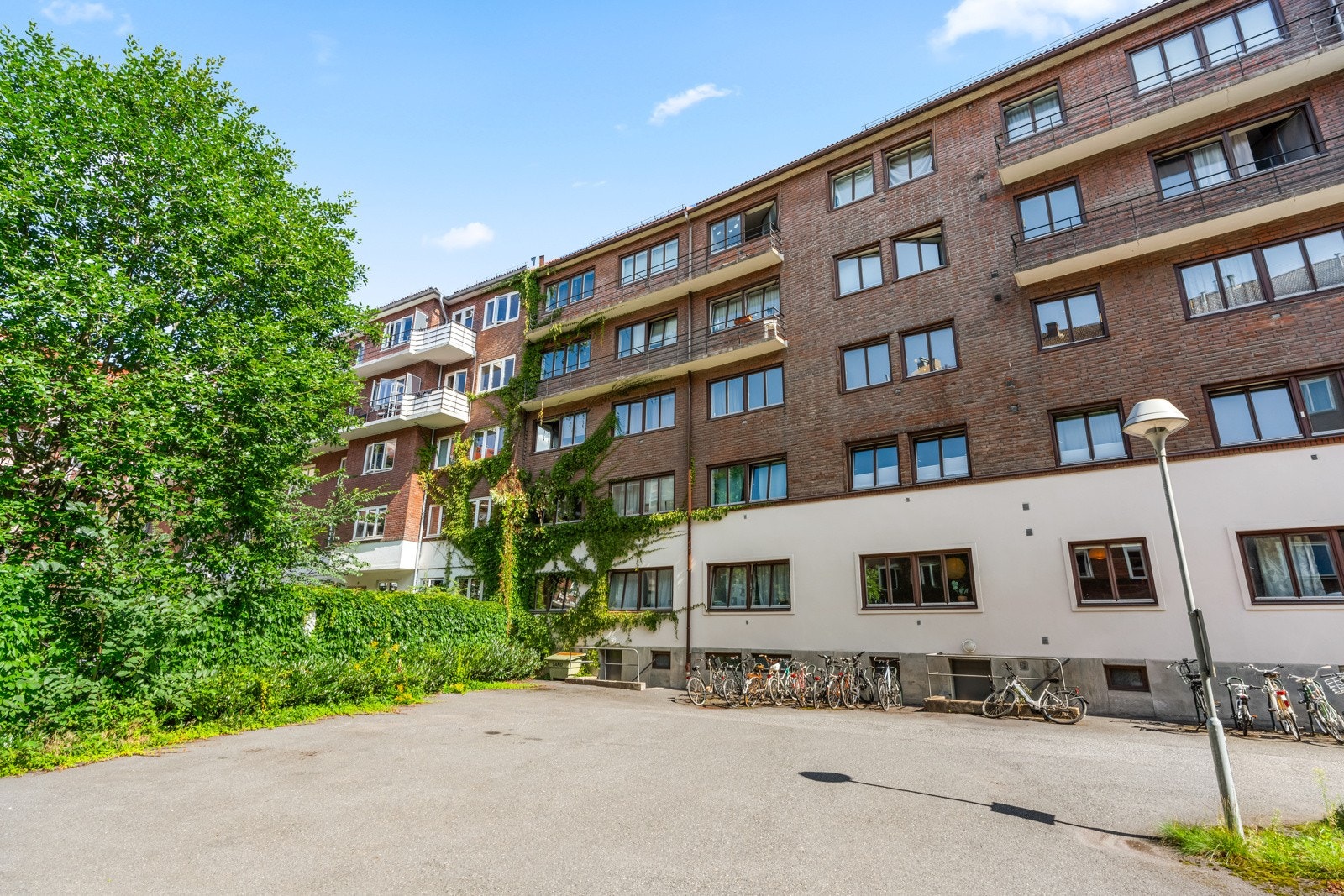 Innvendig gårdsrom. Galleribilde