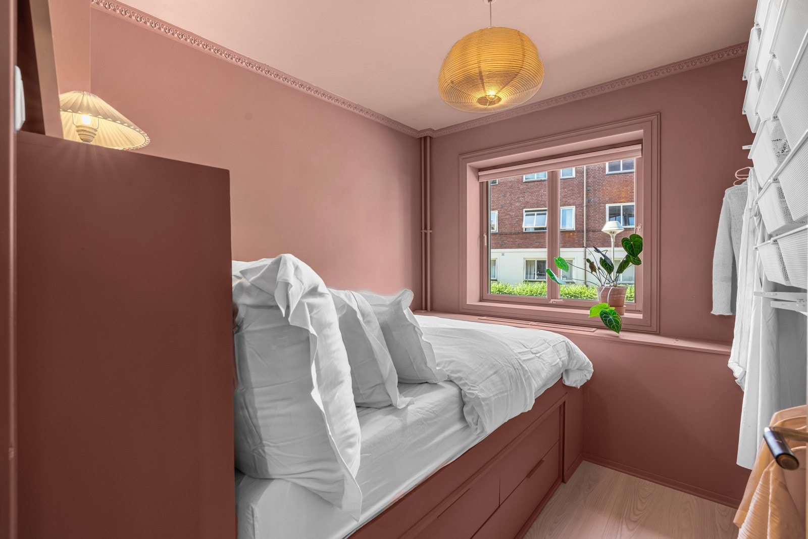 Plassbygget dobbeltseng med oppbevaring under seng. Galleribilde