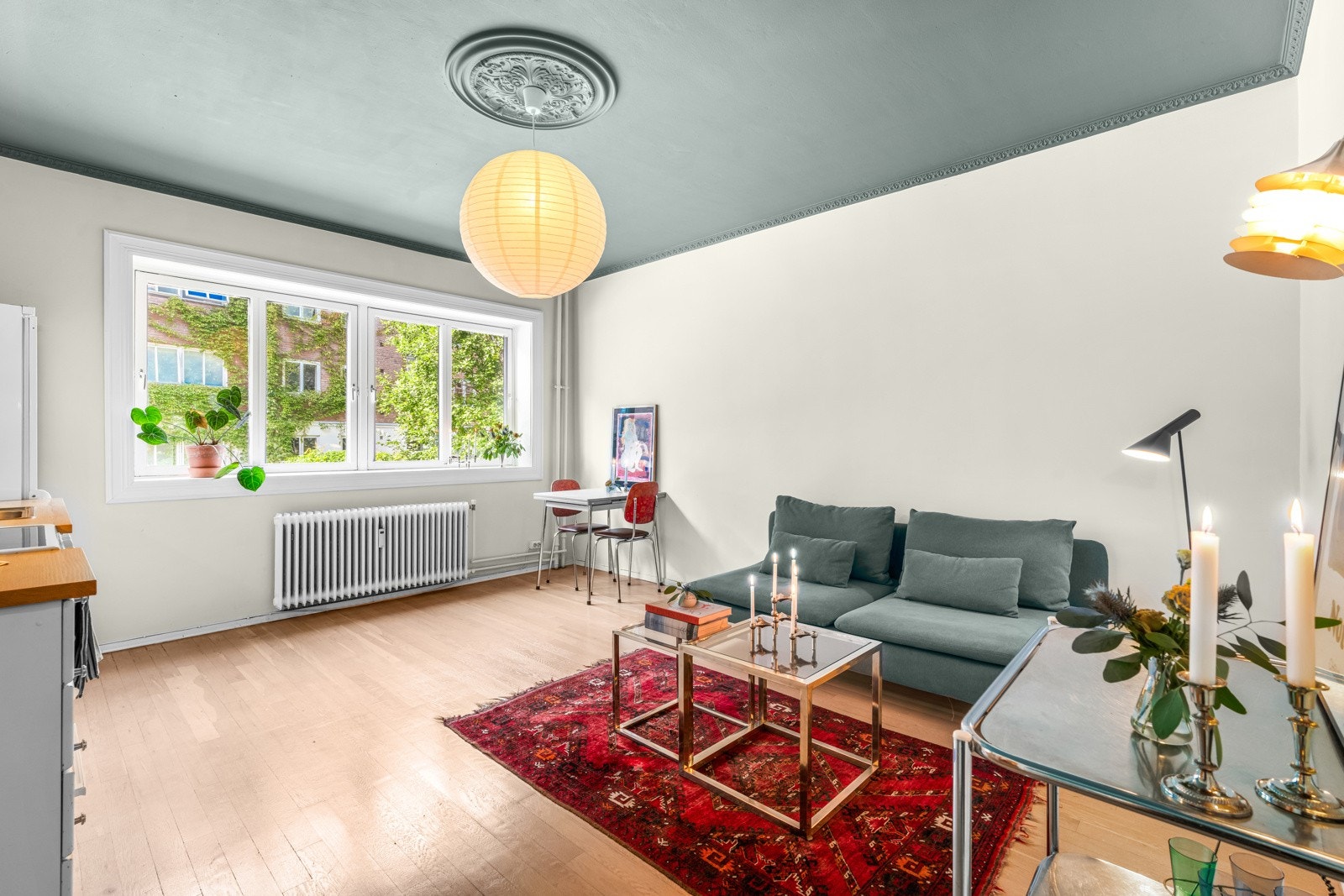 Store vindusflater slipper godt med naturlig lys inn. Galleribilde