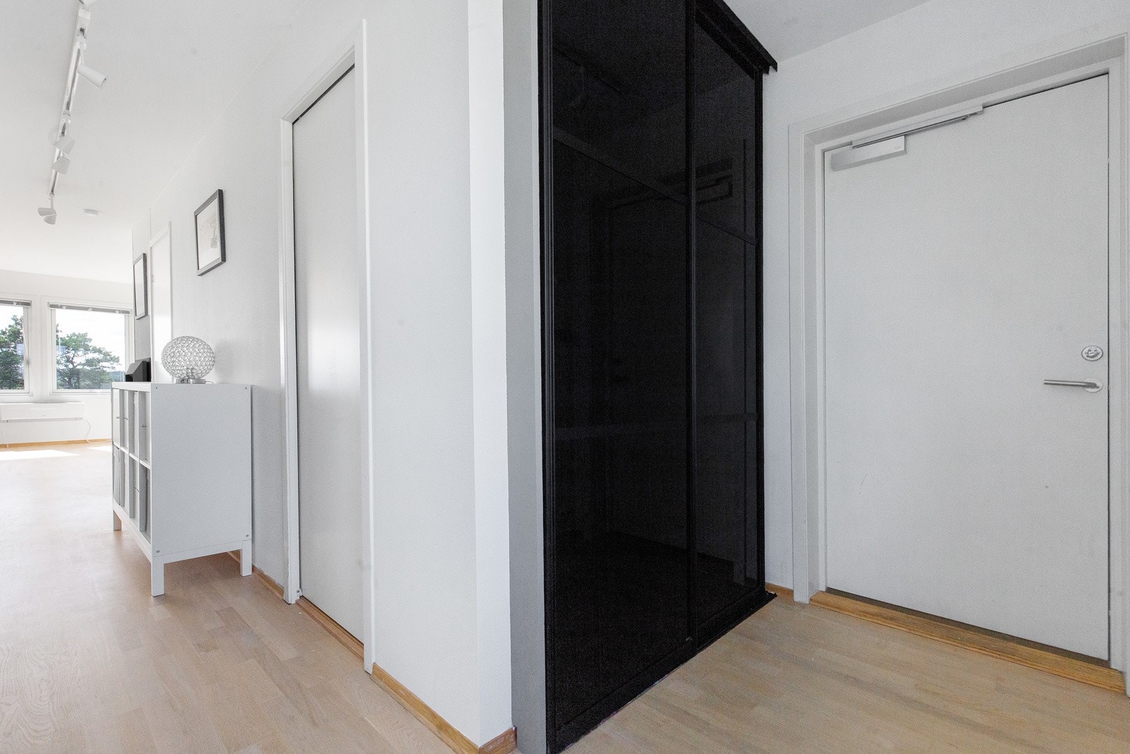 Inngangsparti med praktisk garderobeløsning Galleribilde