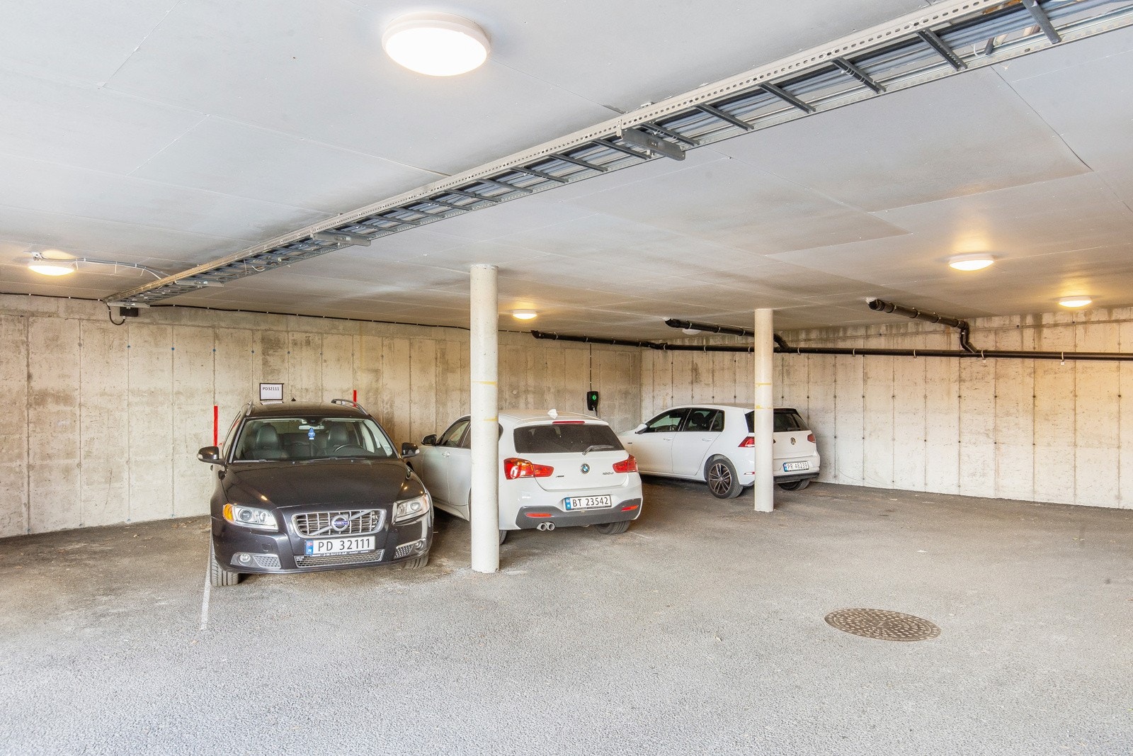 Mulighet for kjøp av parkeringsplass i nabobygg (innerste plassen med lader) Galleribilde