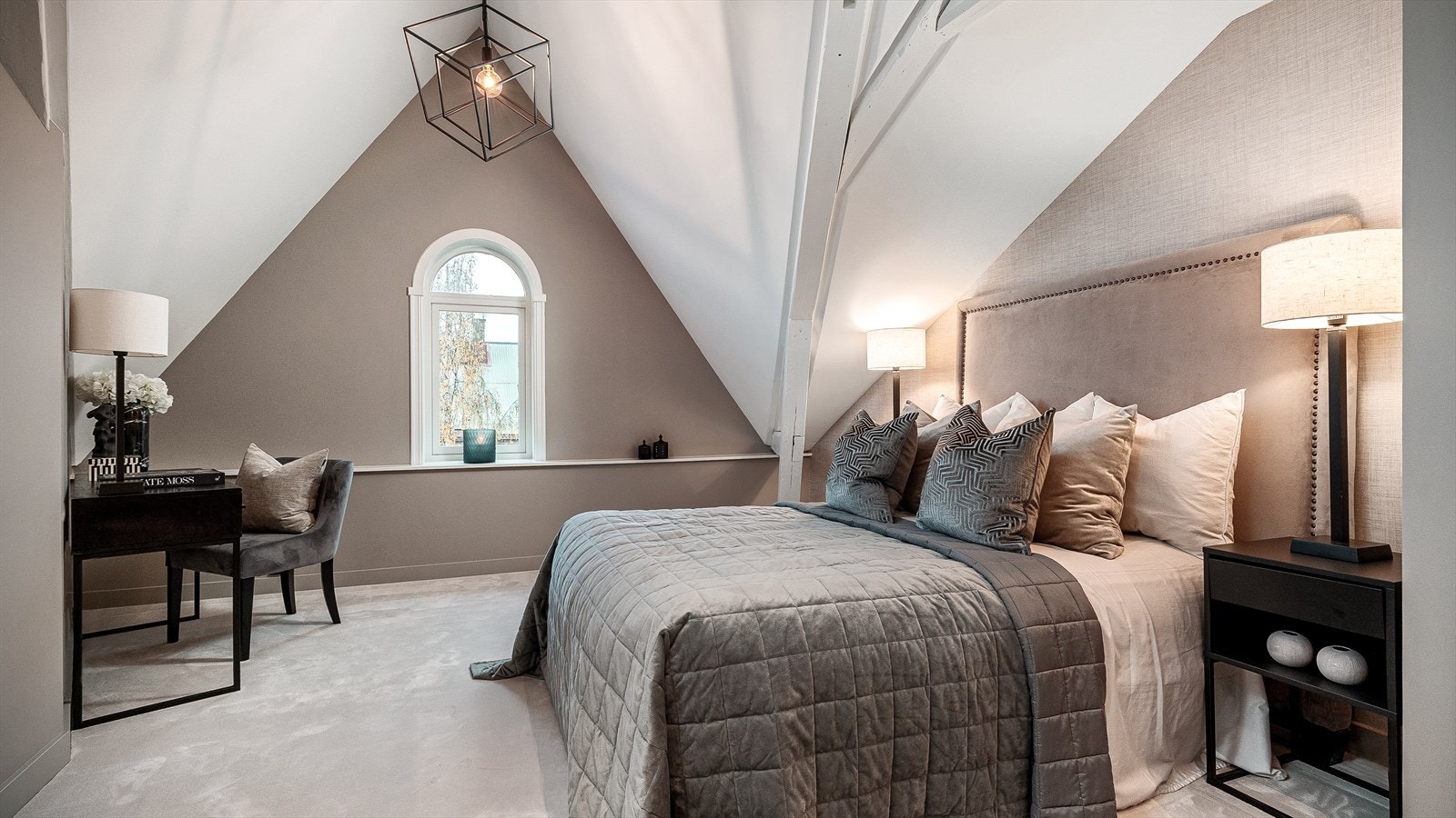 Romslig og lunt hovedsoverom med en-suite baderom og rikelig med oppbevaringsplass. Galleribilde