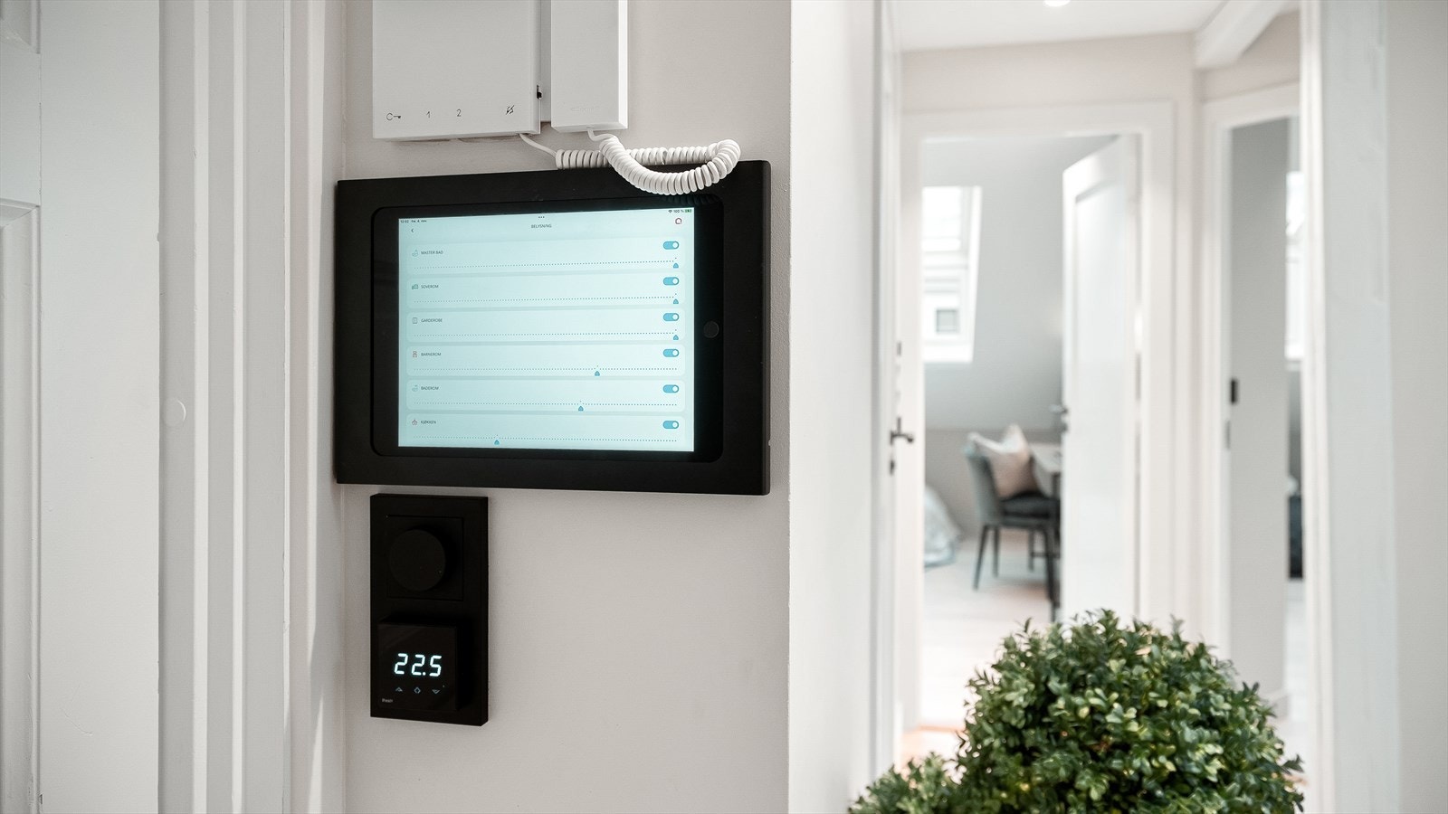 Smarthussystem levert av Future Home. Både varme og belysning kan styres via skjerm i entré eller på app på telefon. Varmekabler i alle rom utenom soverom og tårnrom Galleribilde