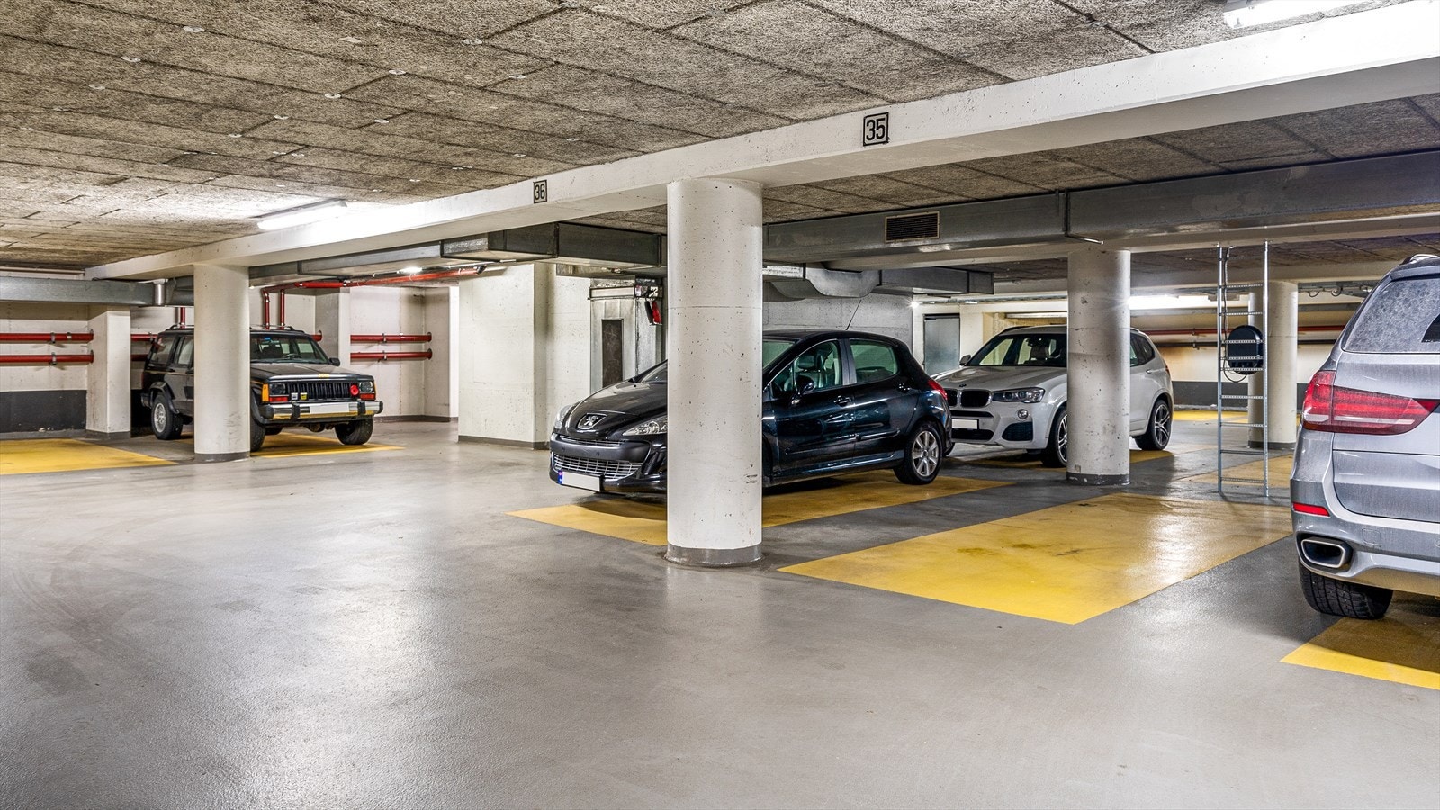 Selger leier i dag én garasjeplass i Elisenberghuset (ca. 100 meter fra leiligheten) som kan overtas av kjøper. Parkeringsanlegget har heis og er oppvarmet, det er også mulighet for å montere lade-anlegg. Ta kontakt med megler for mer informasjon. Galleribilde
