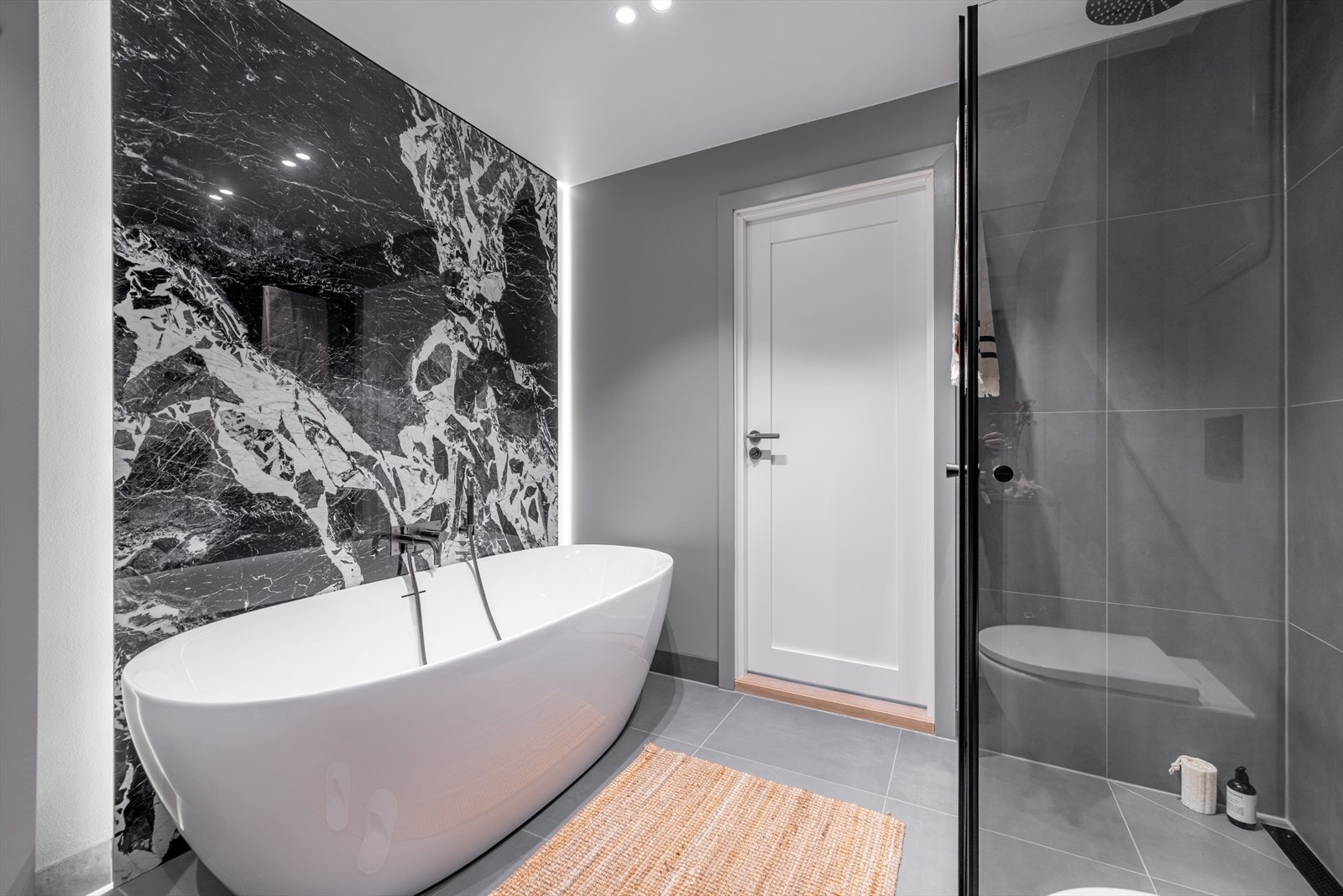 Her er det både dusj, badekar og dobbel servant. Designfliser fra Bergersen Flis med integrert LED - belysning. Galleribilde
