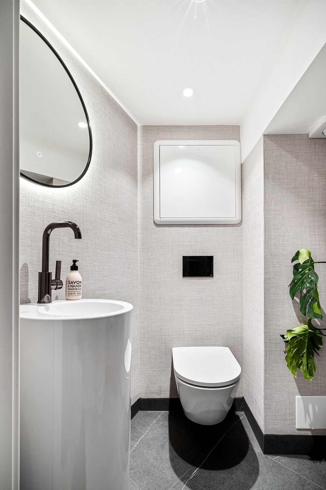 Gjestetoalett/vaskerom ved entré. Rommet er byggemeldt som våtrom med sluk. Designtapet fra Èlitis og italienske kvalitetsfliser på gulv. Galleribilde