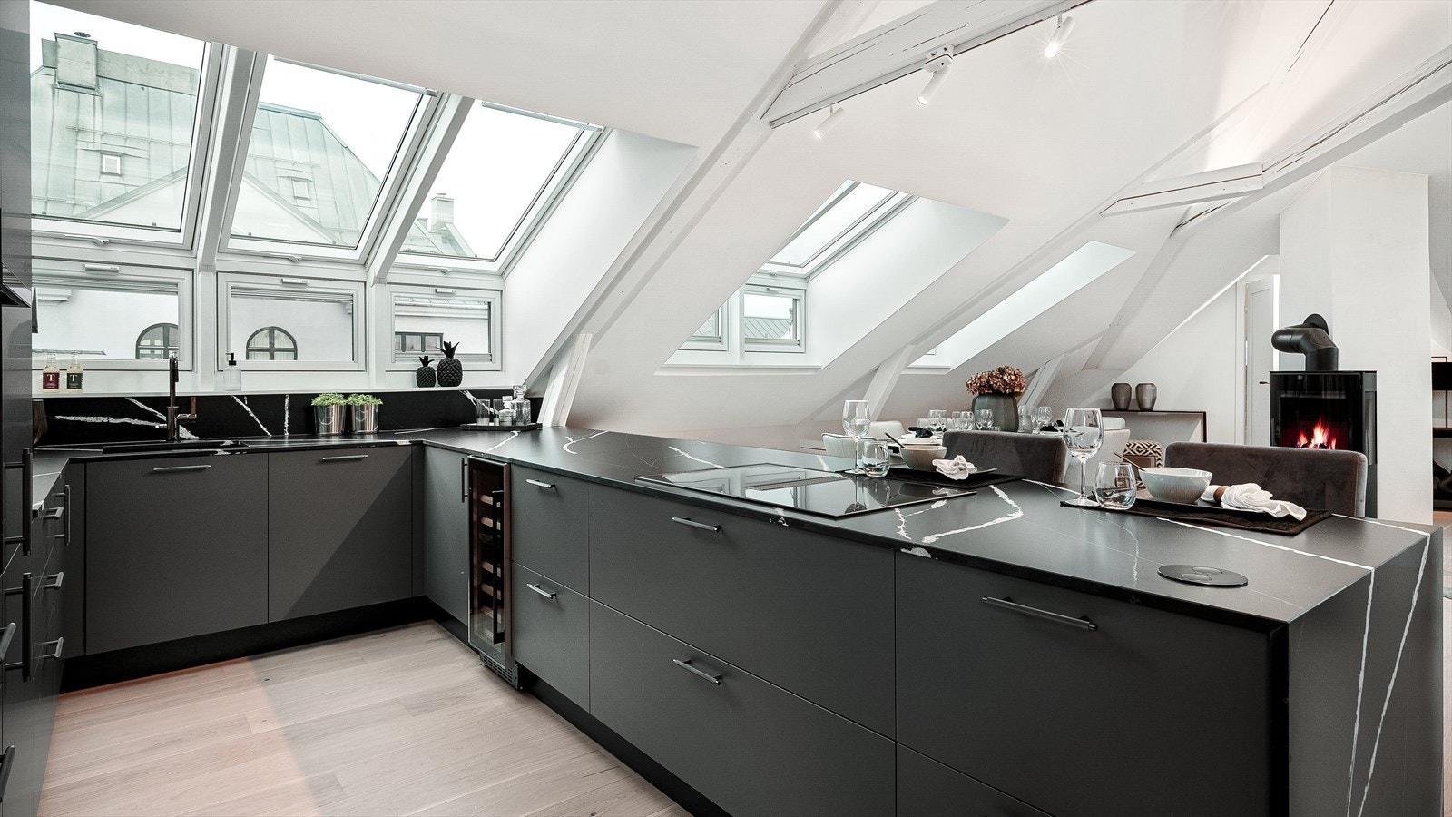Boligen ble vesentlig påkostet og oppgradert i 2022. Det er gjennomgående brukt materialer av høy kvalitet. Kjøkken fra Arredo3, levert av Italian Design AS med høykvalitetshvitevarer fra toppserien til Miele. Komposittstein benkeplate. Galleribilde