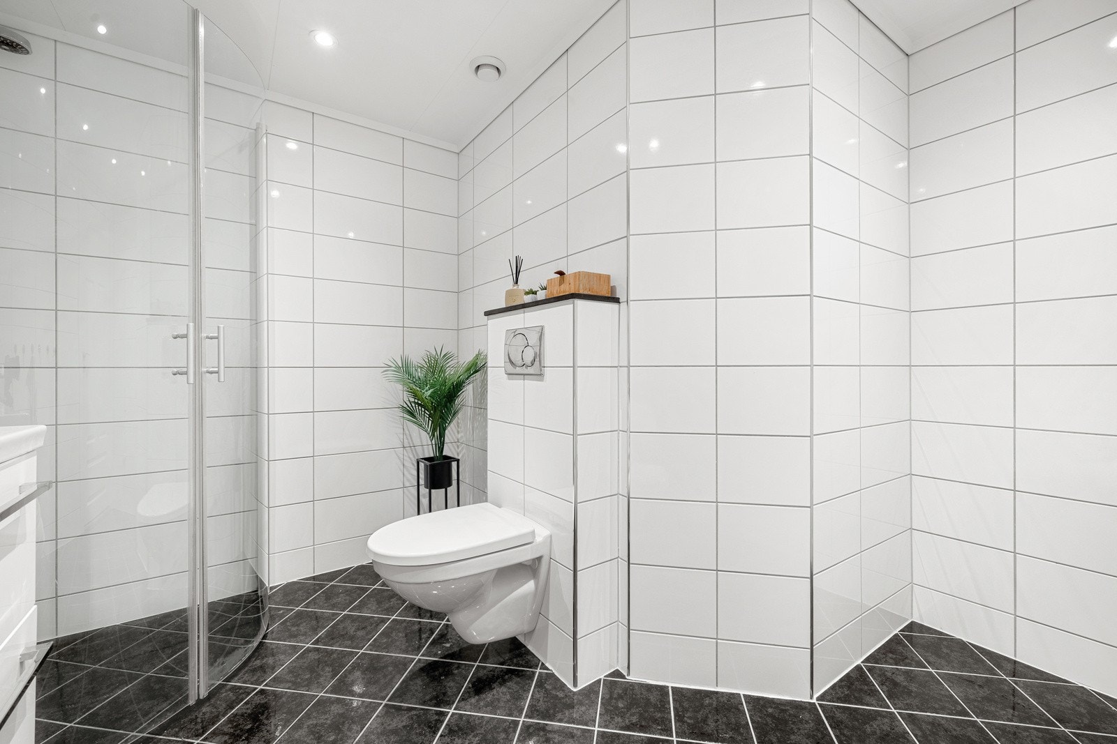 Badet er av god størrelse og måler 5,8kvm. Det er god plass til oppbevaring i skuffer og skap. Galleribilde