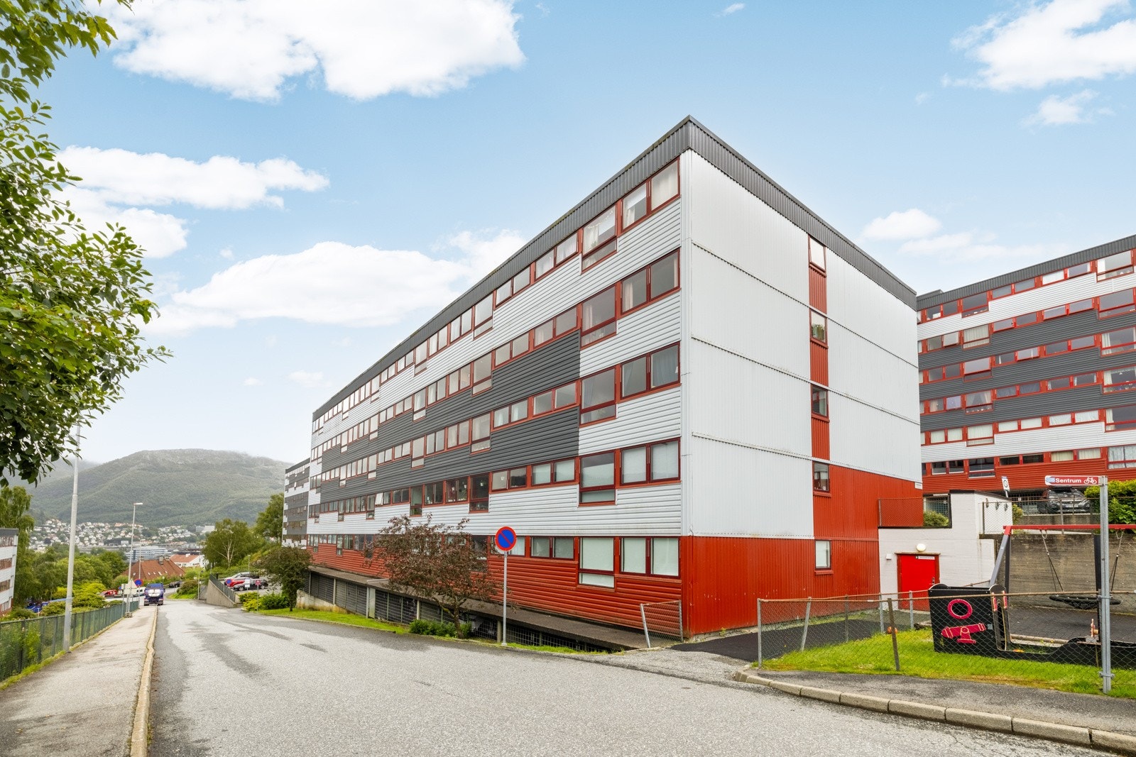 Noen minutters gange fra leiligheten er det også et flott, kommunalt uteområde med benker og nydelig utsikt over Bergen. Treningssentere som Sats og Evo er kun fem minutter unna. Galleribilde