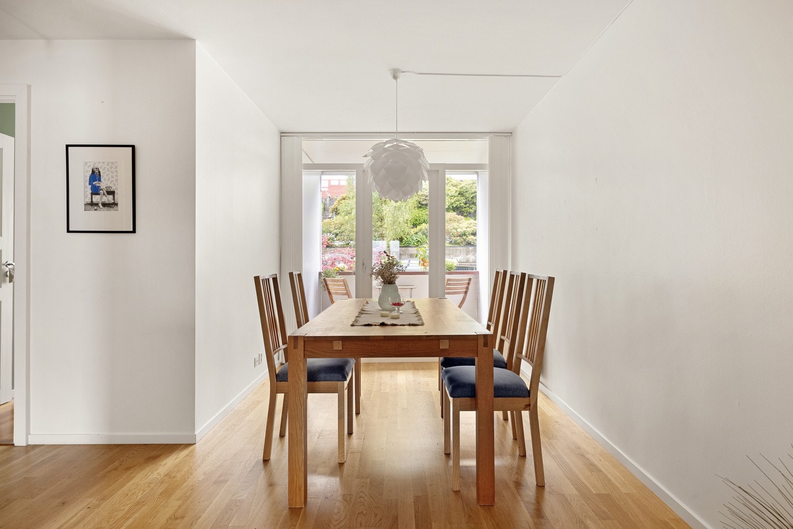 Flott 4-roms leilighet med balkong, fast garasjeplass og fantastisk utsikt! Ingen dokumentavgift! Galleribilde