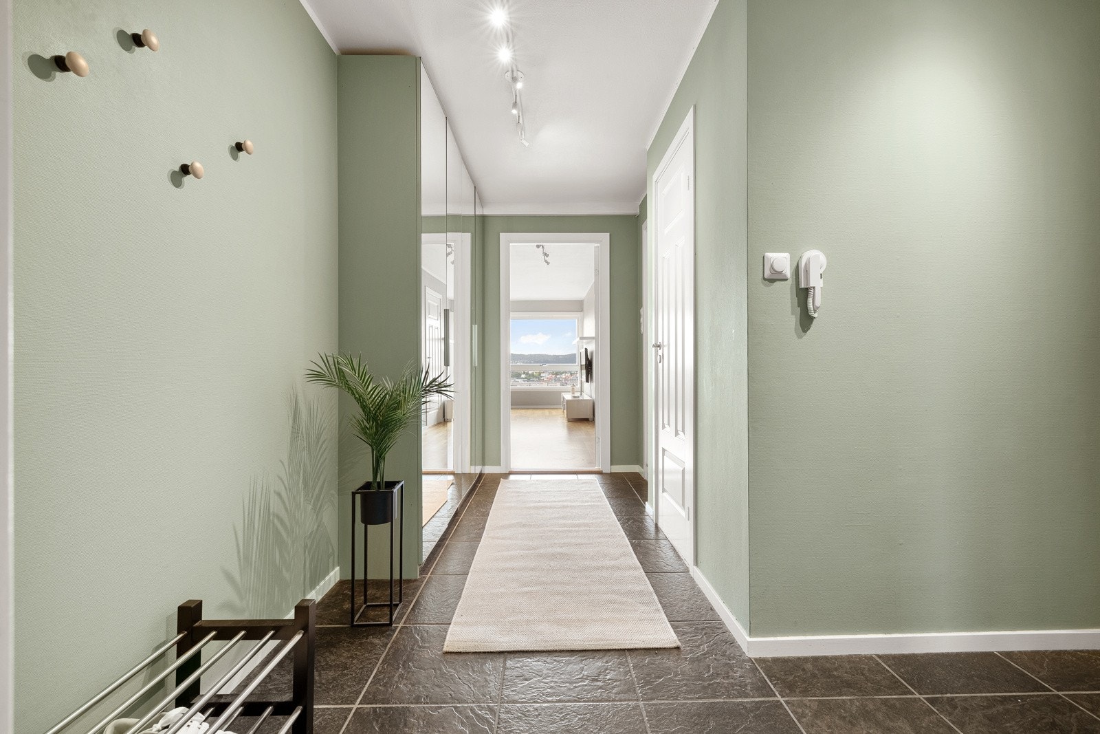 Det første som møter deg er en lys og trivelig entré med plass til å henge fra seg yttertøy og sko. Galleribilde