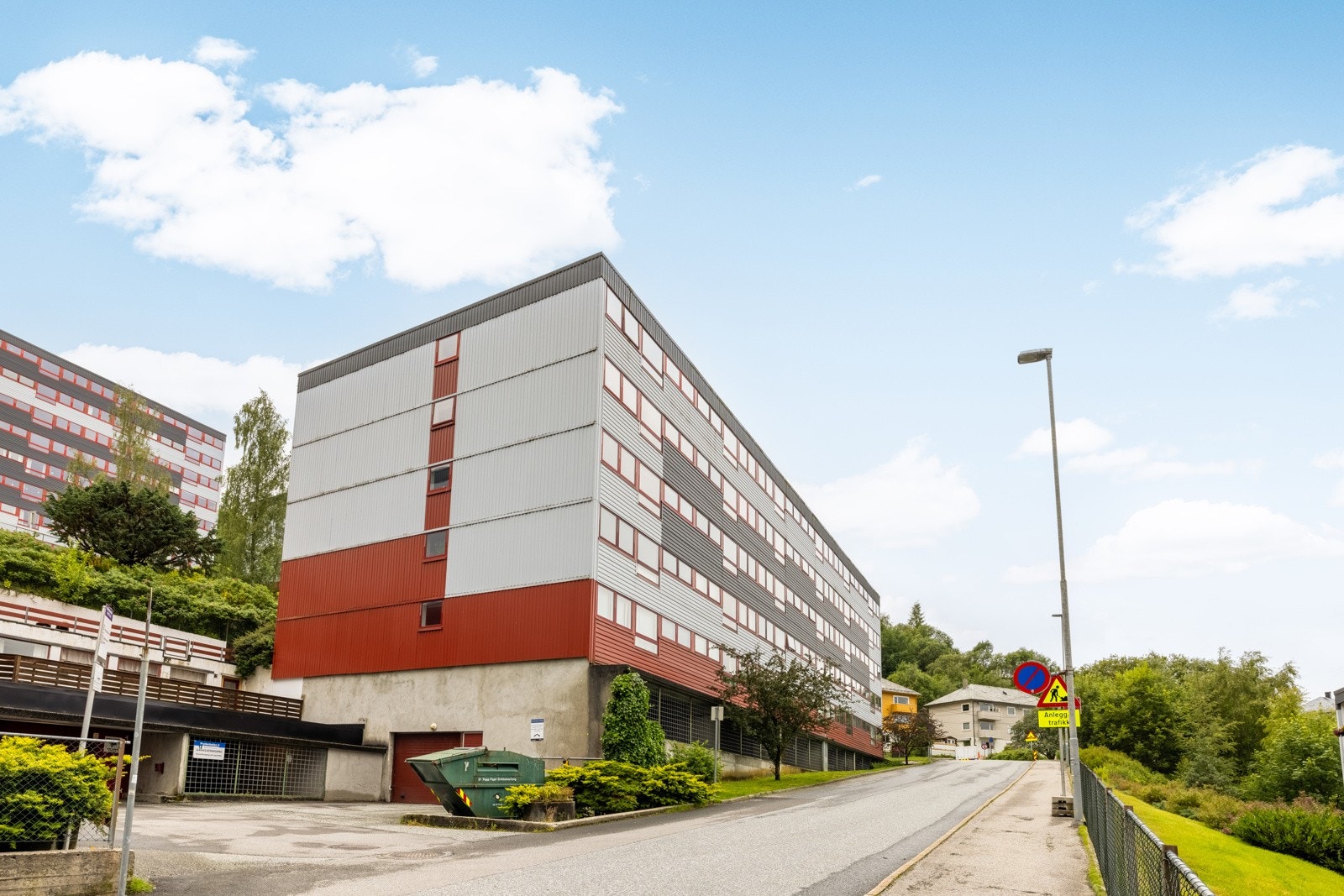 I tillegg kan man benytte seg av Løvstien, en gruslagt og sammenhengende lysløype fra Kråkenes til Melkeplassen med nydelig utsikt underveis. Galleribilde