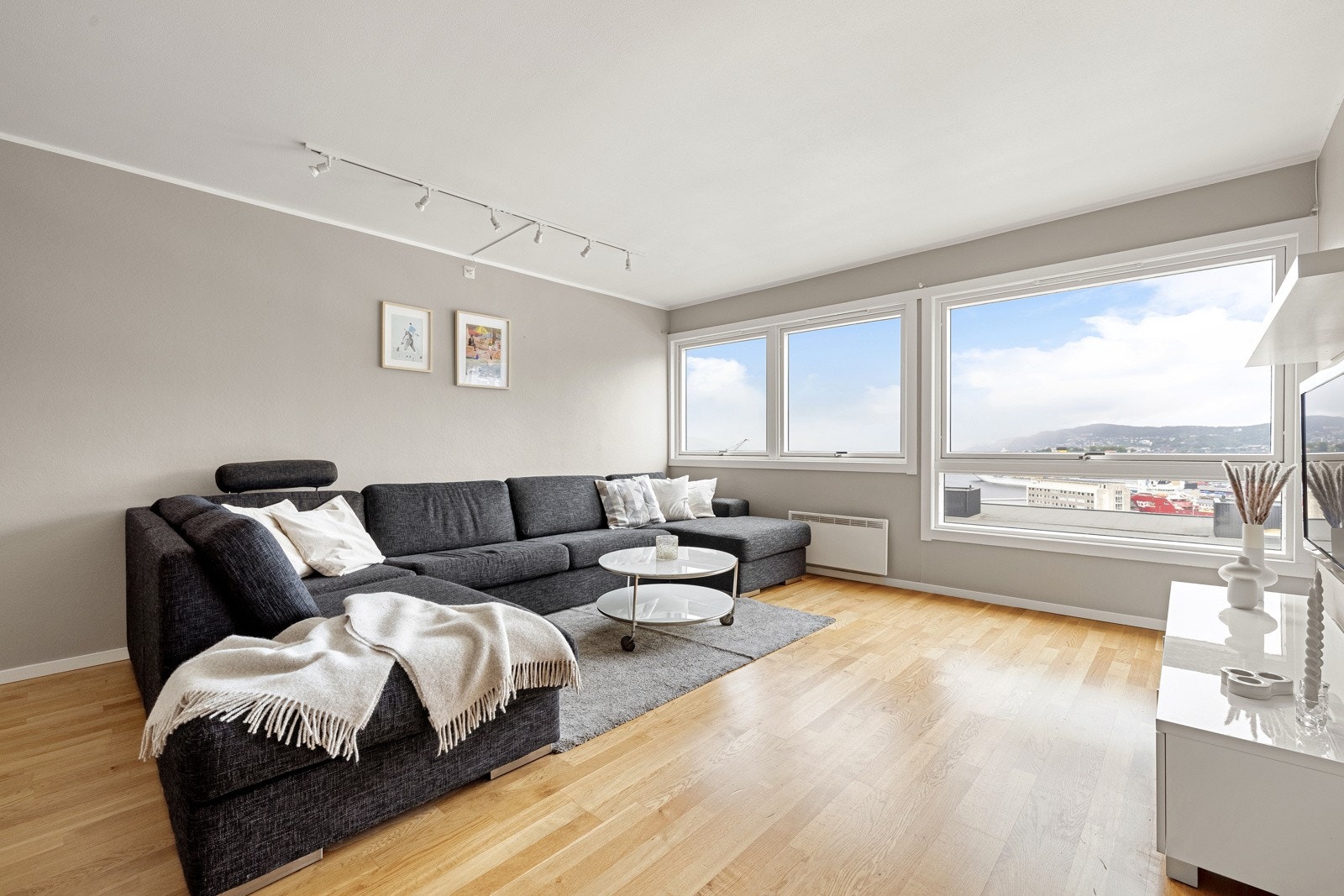 Her er det god plass til å innrede med både sofa- og spisegruppe. Galleribilde