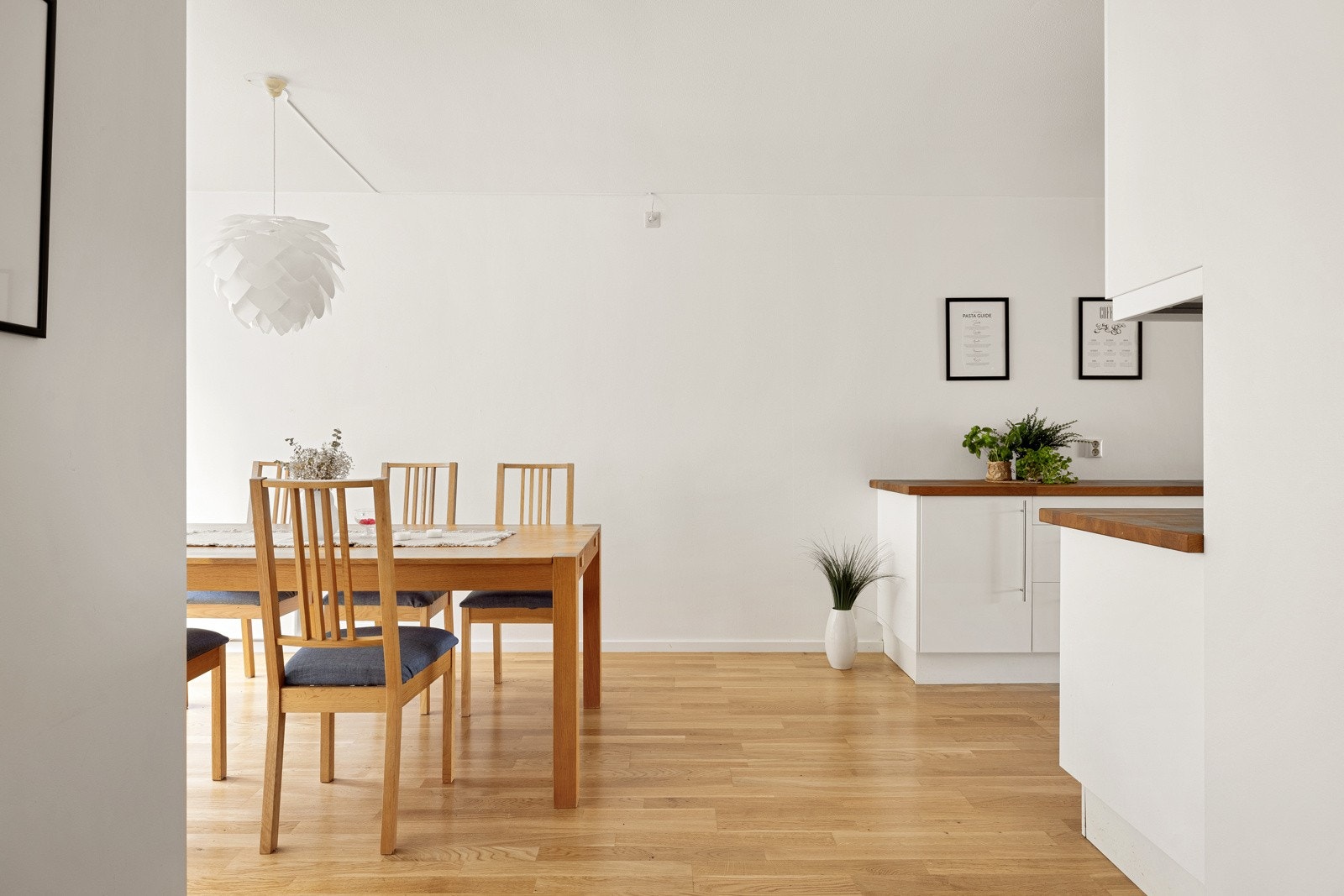 Kjøkkenet ligger fint til i en egen sone med spisebord. Rommet er 22,8 kvm. Galleribilde