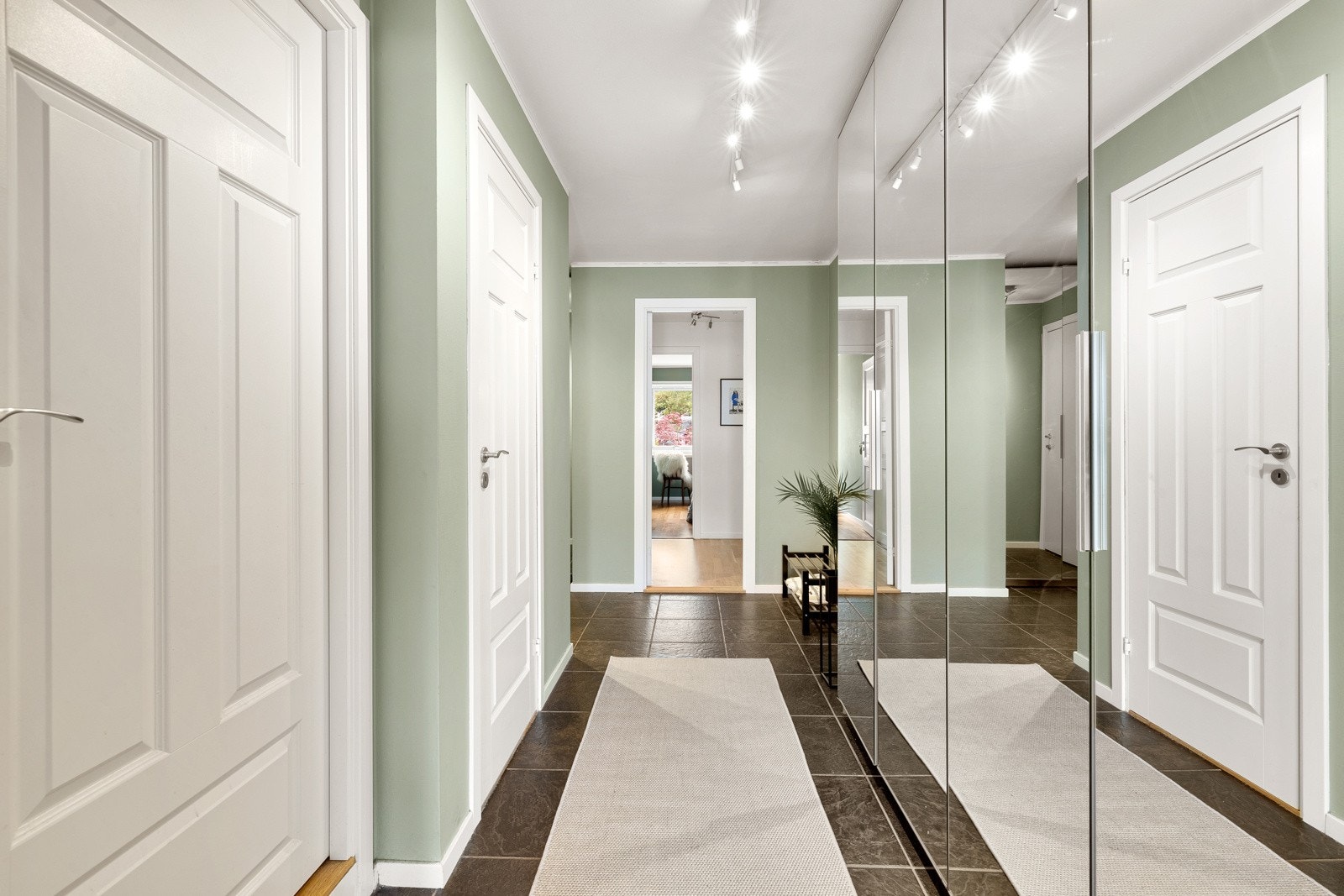 Gulvet er lagt med fliser i gangen, bad og vaskerom, og parkett i øvrige rom. Galleribilde