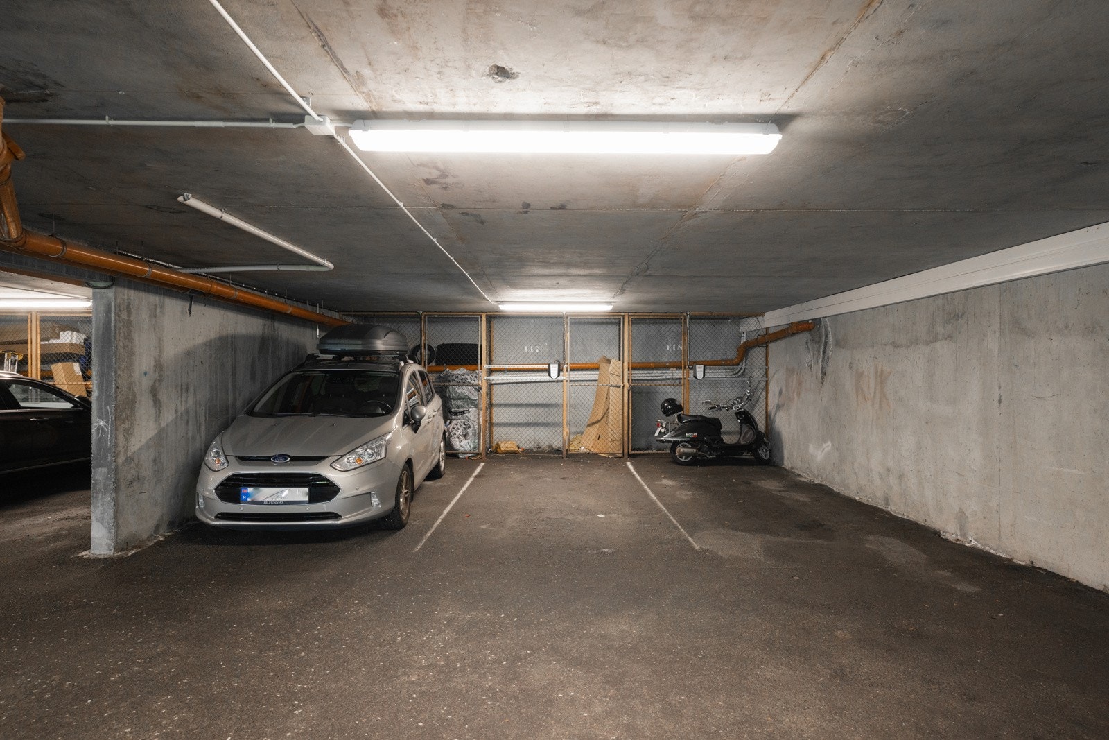 Leiligheten har en tilhørende garasjeplass (nr. 117) med ladeboks i felles garasjeanlegg. Galleribilde