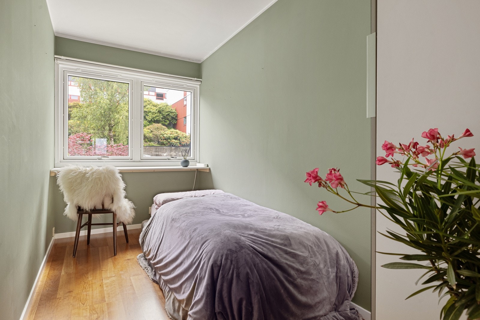 Det er store vindusflater som gir en luftig romfølelse. Soverom nummer tre er på 6,7 kvm. Galleribilde