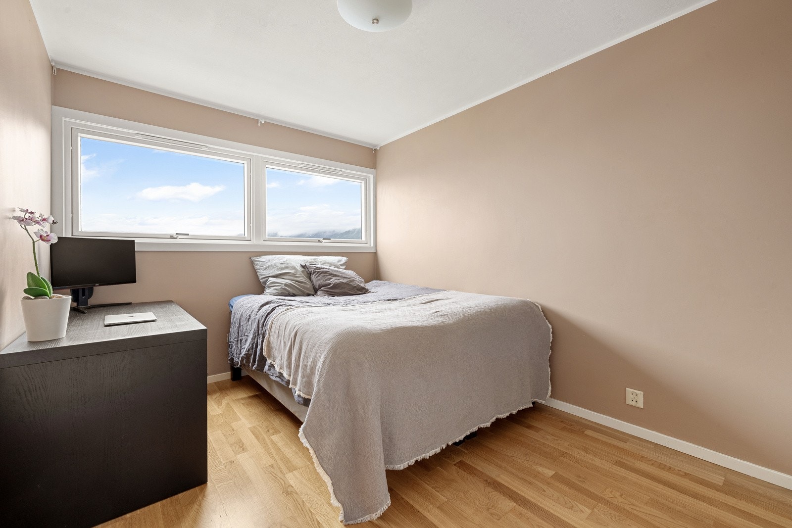 Leiligheten har tre lyse, luftige soverom hvor alle er av god størrelse. Galleribilde