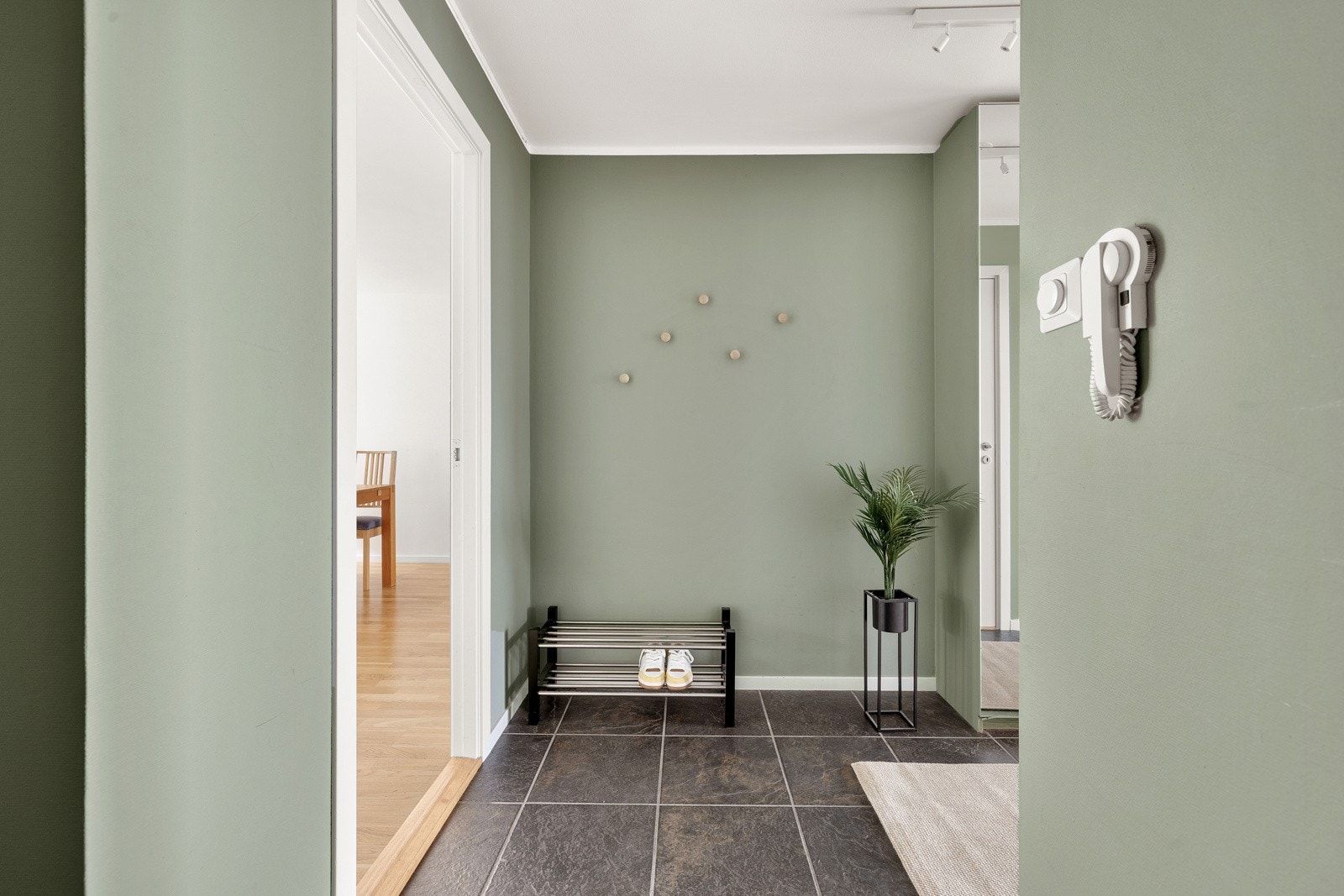 Her bor du fint i byggets 2. etasje med god planløsning og store, fine, lyse soverom, balkong og moderne, funksjonelt kjøkken og bad. Galleribilde