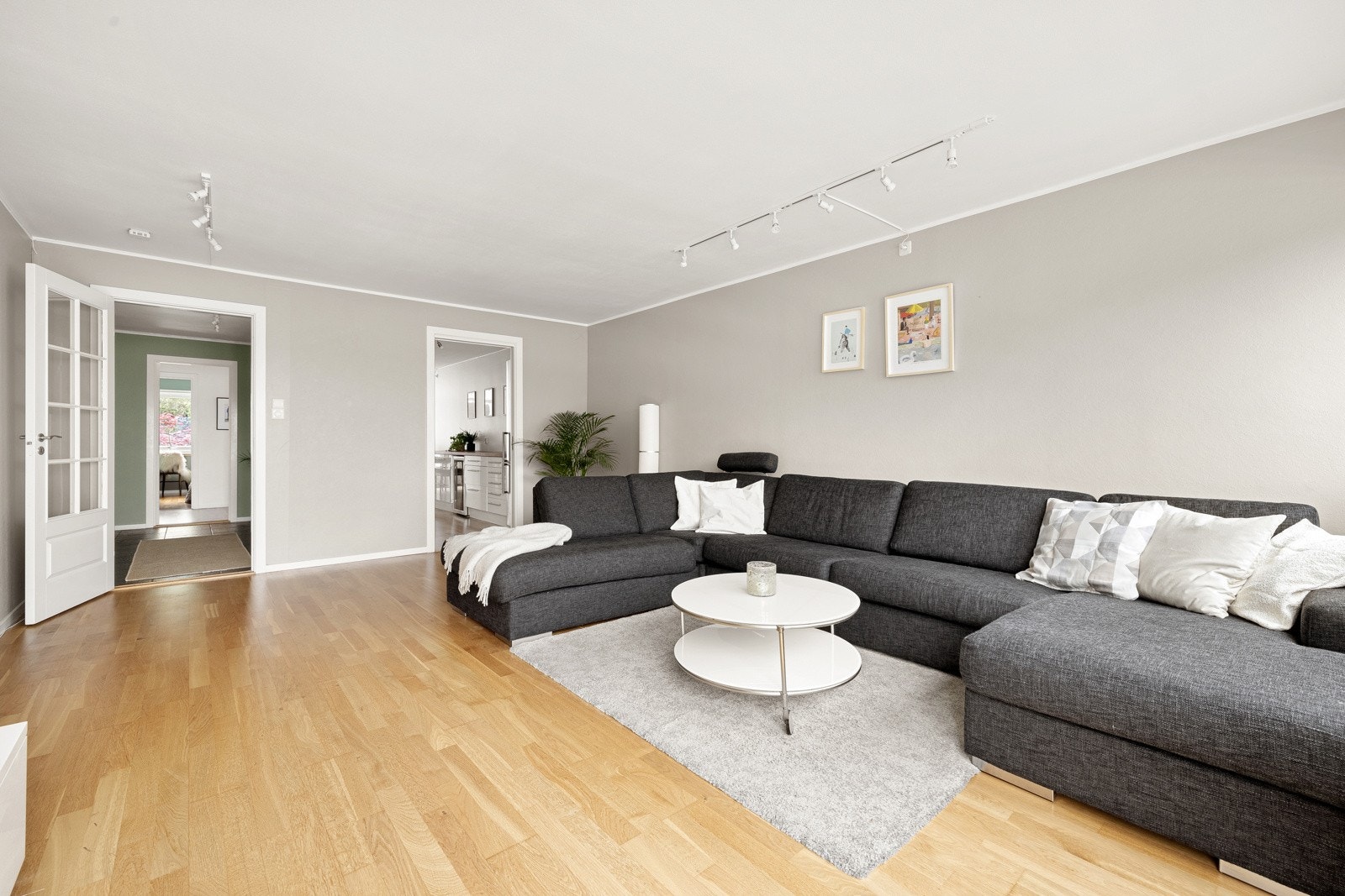 I stuen er det vinduer av god størrelse som gir et fantastisk lys til hele rommet. Galleribilde