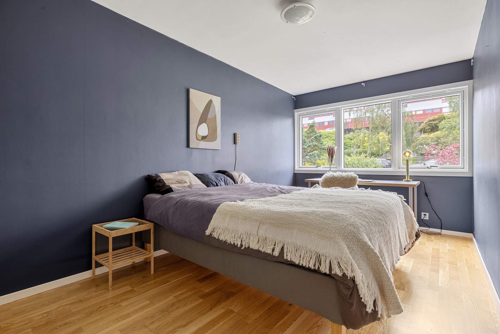 Soverom nummer to er på 11,1 kvm. Veggene er malt med en tidsriktig fargetone som blir komplimentert av det naturlige dagslyset. Galleribilde