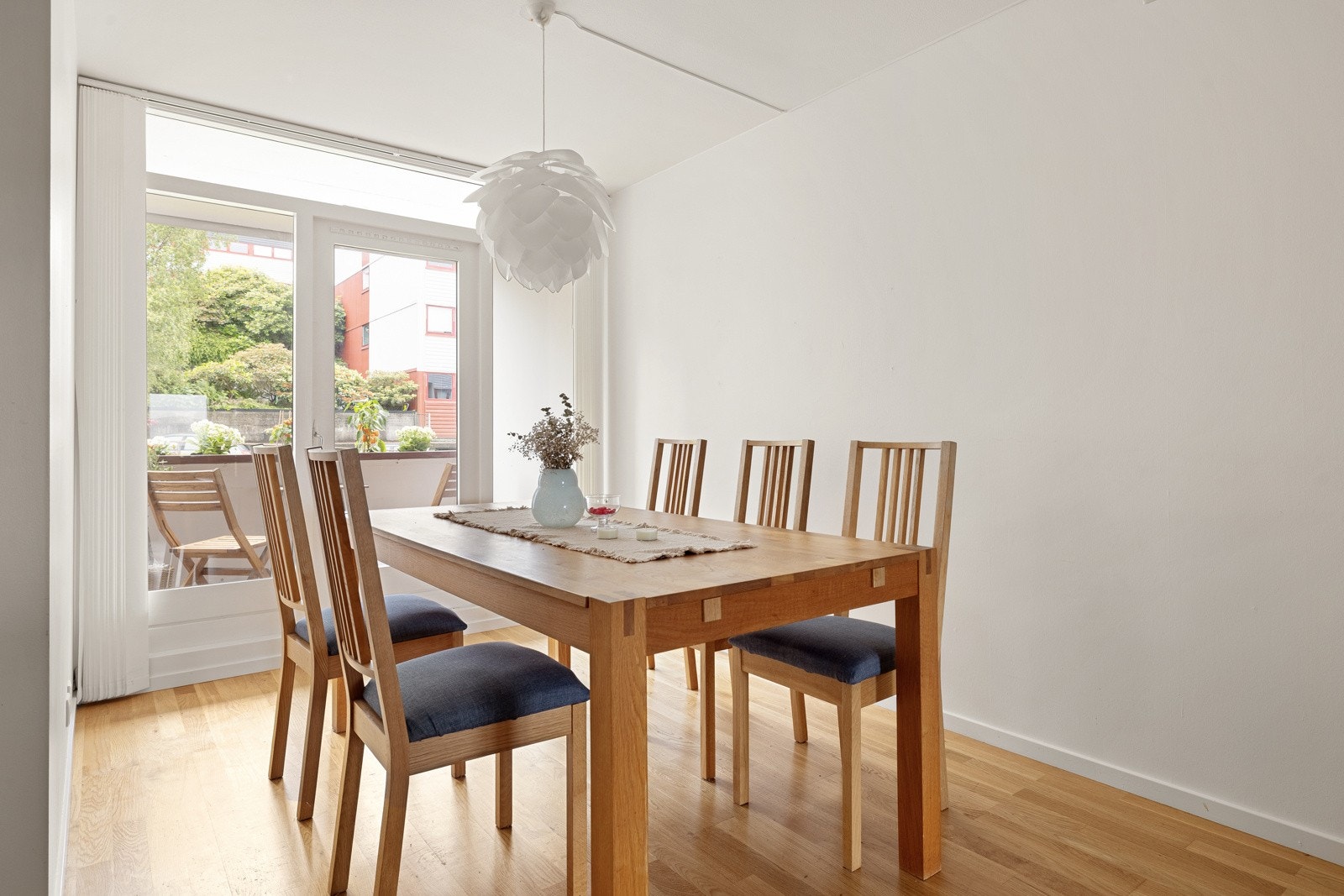 Kjøkkenet har innredet en egen sone for spisebord. Galleribilde