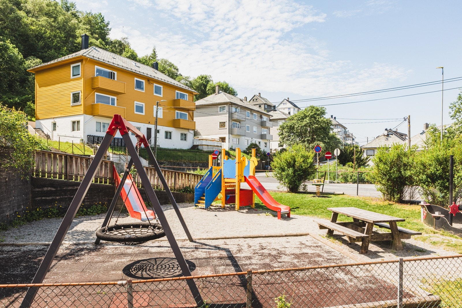 Borettslaget Munsterbekken er pent opparbeidet med veier, gangveier, plen og beplantning, lekeplass og parkeringsplasser. Dette bidrar til et godt bomiljø og en trivelig atmosfære. Galleribilde