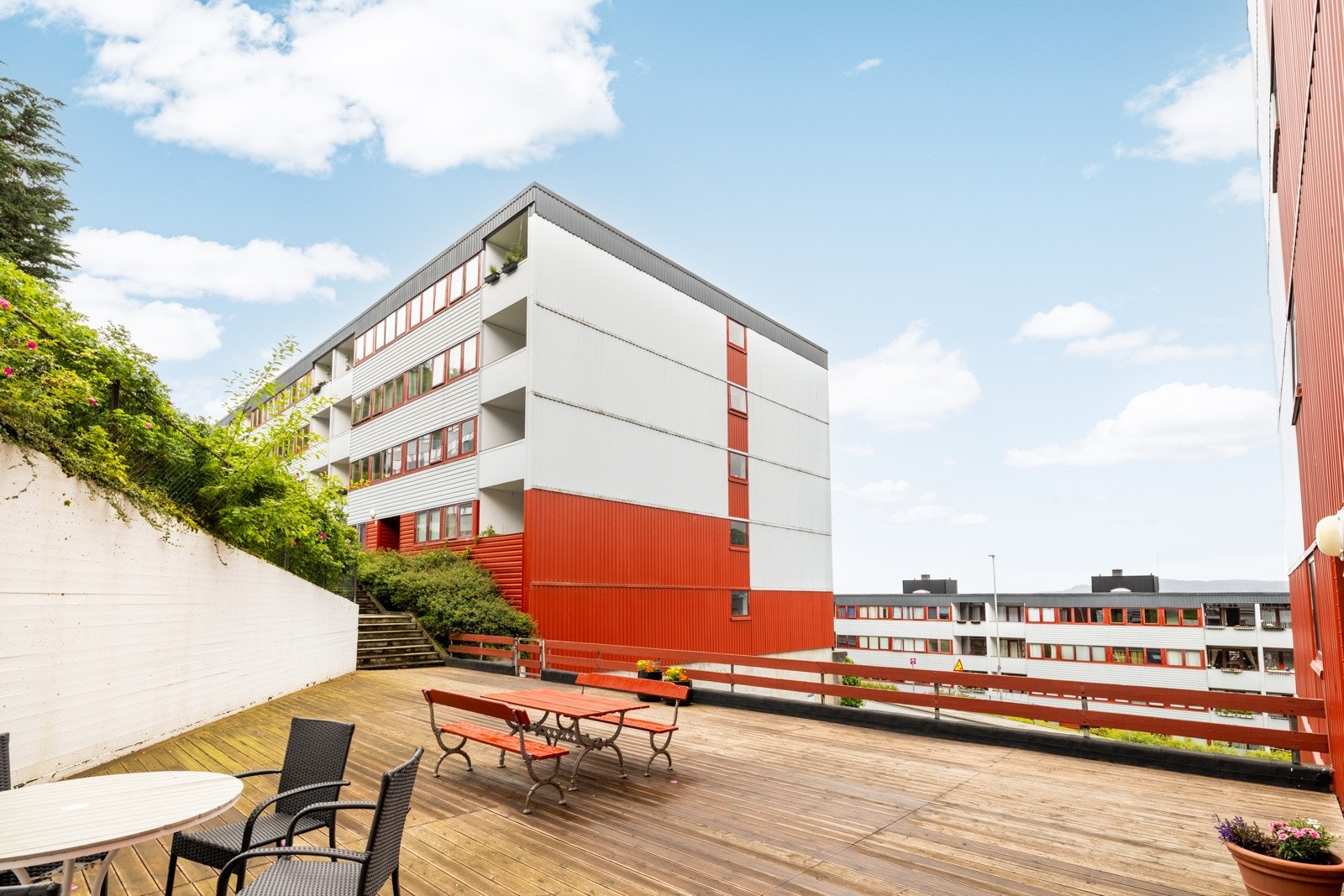 Om sommeren kan det også anbefales å ta en tur til den nye badeplassen på Storavatnet, som er et populært samlingssted for områdets badeglade barn og voksne. Galleribilde