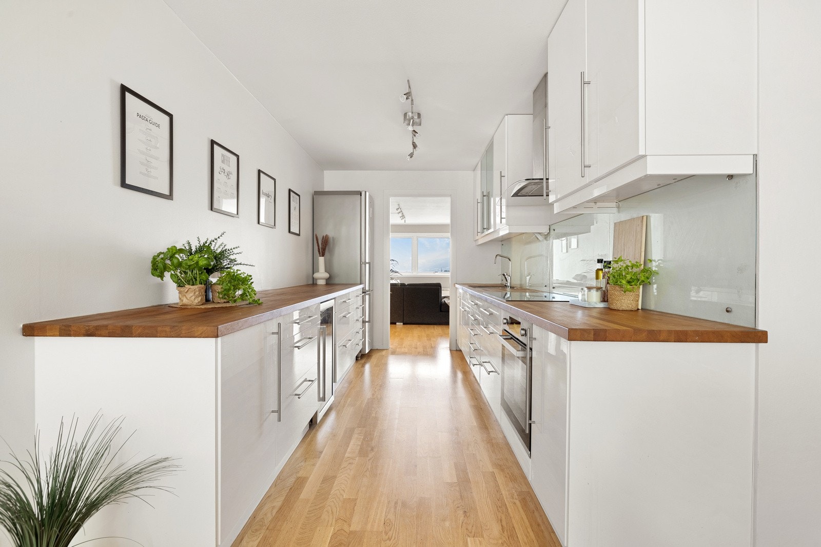 Det er god skap- og benkeplass og alt ligger til rette for å stelle i stand de herligste måltider. Galleribilde