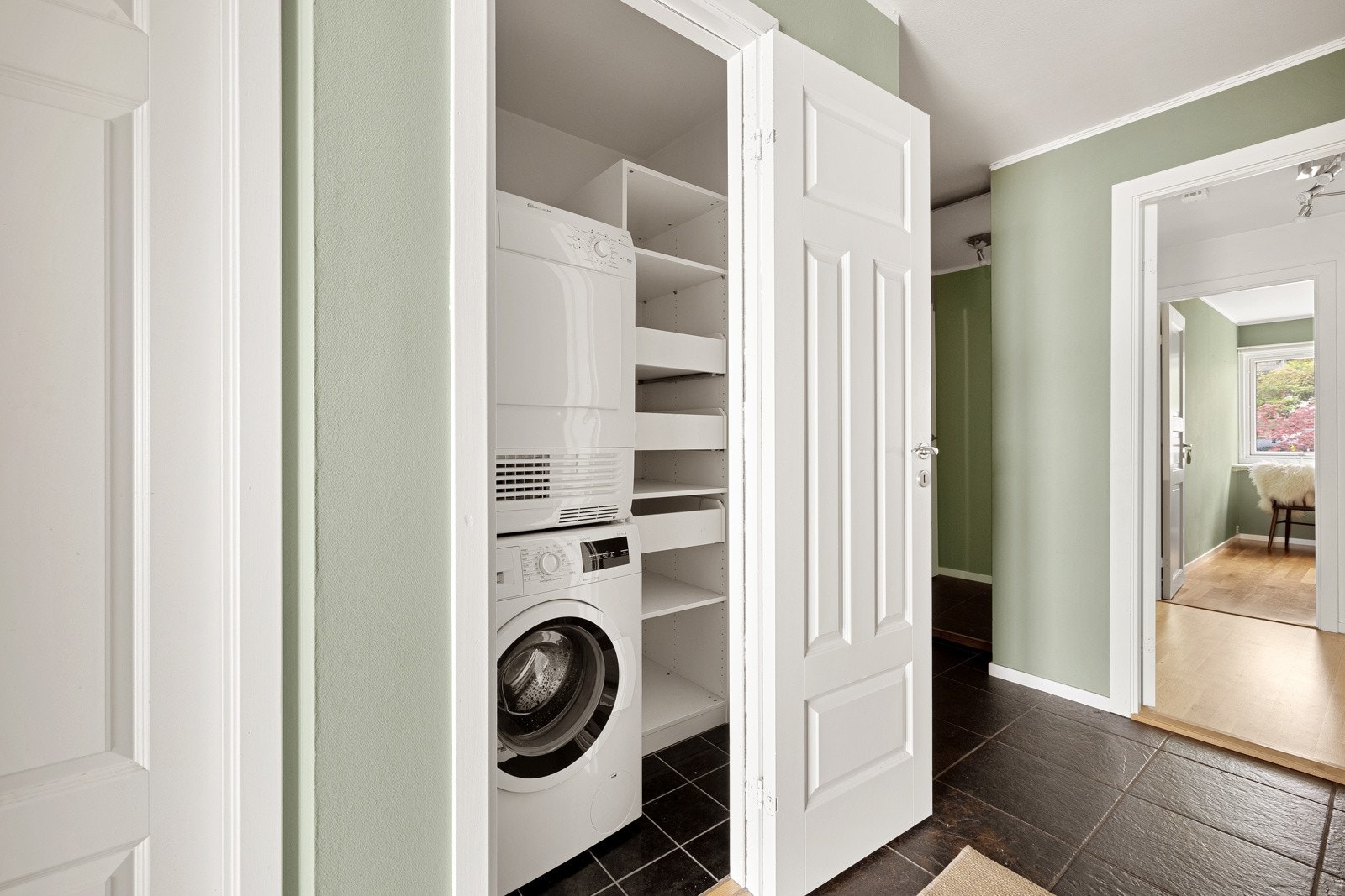 I tillegg har boligen et eget vaskerom som ligger praktisk plassert i forhold til gangen og badet. Vaskerommet måler 1,6 kvm. Galleribilde