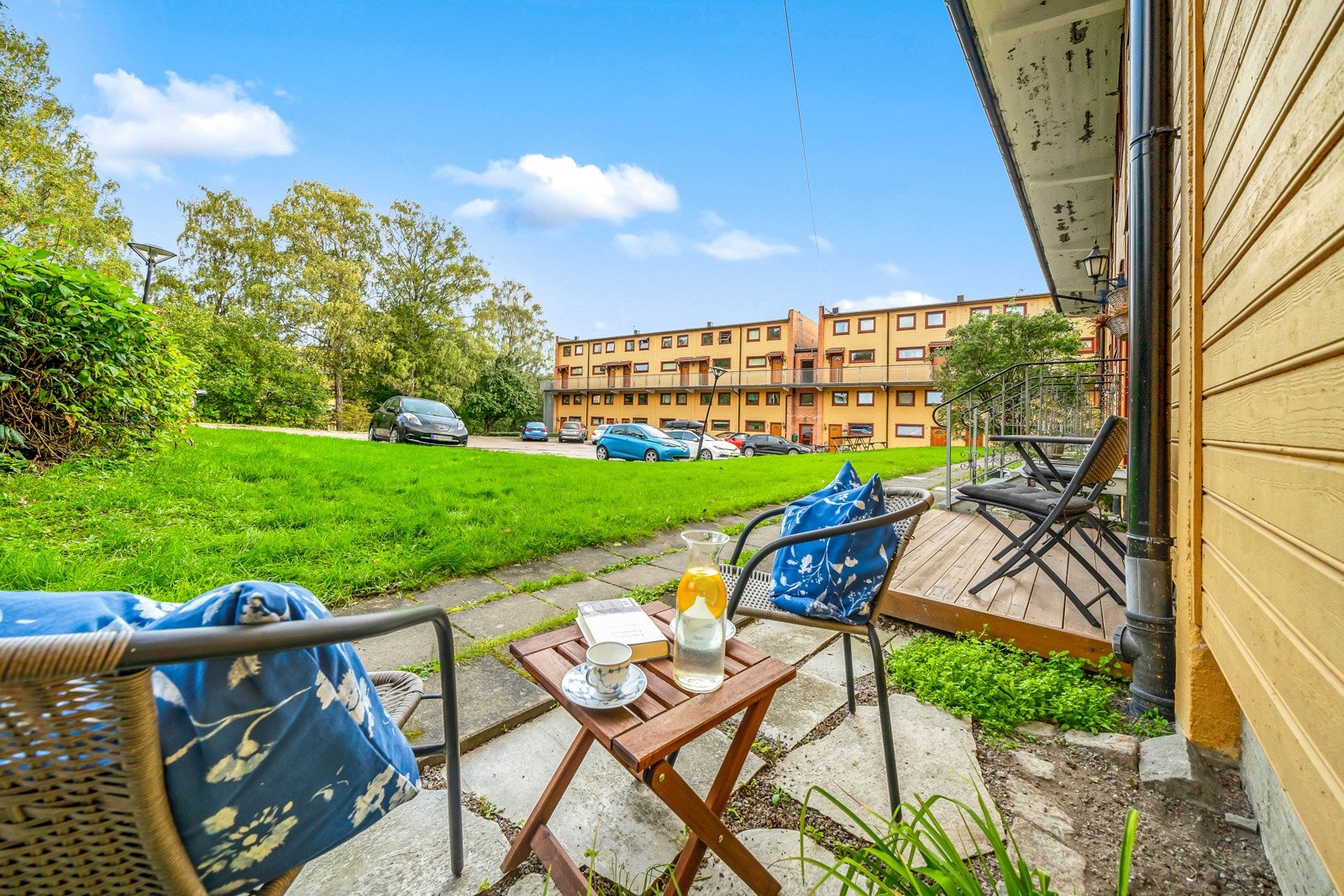 Ved inngangssiden er det opparbeidet en hyggelig uteplass hvor morgensolen kan nytes til det fulle. Galleribilde